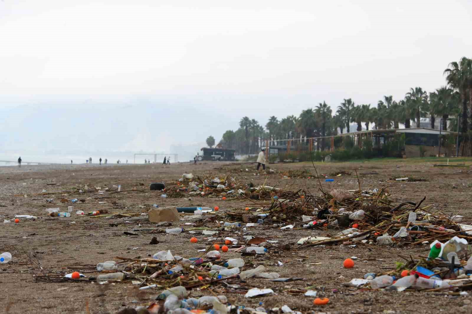 Fırtınayla birlikte dalgaların getirdiği çöpler sahilde toplandı
