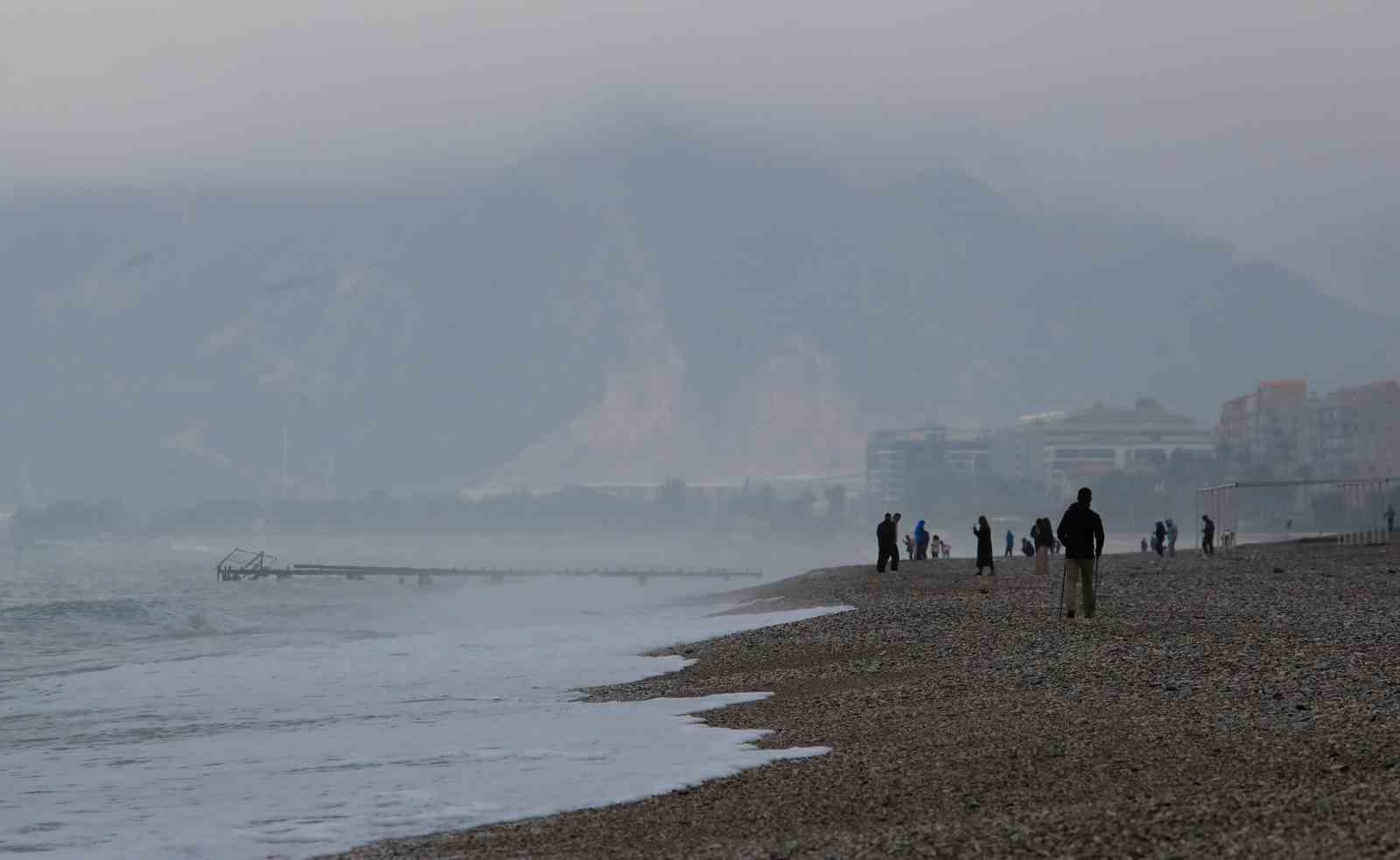 Fırtınayla birlikte dalgaların getirdiği çöpler sahilde toplandı
