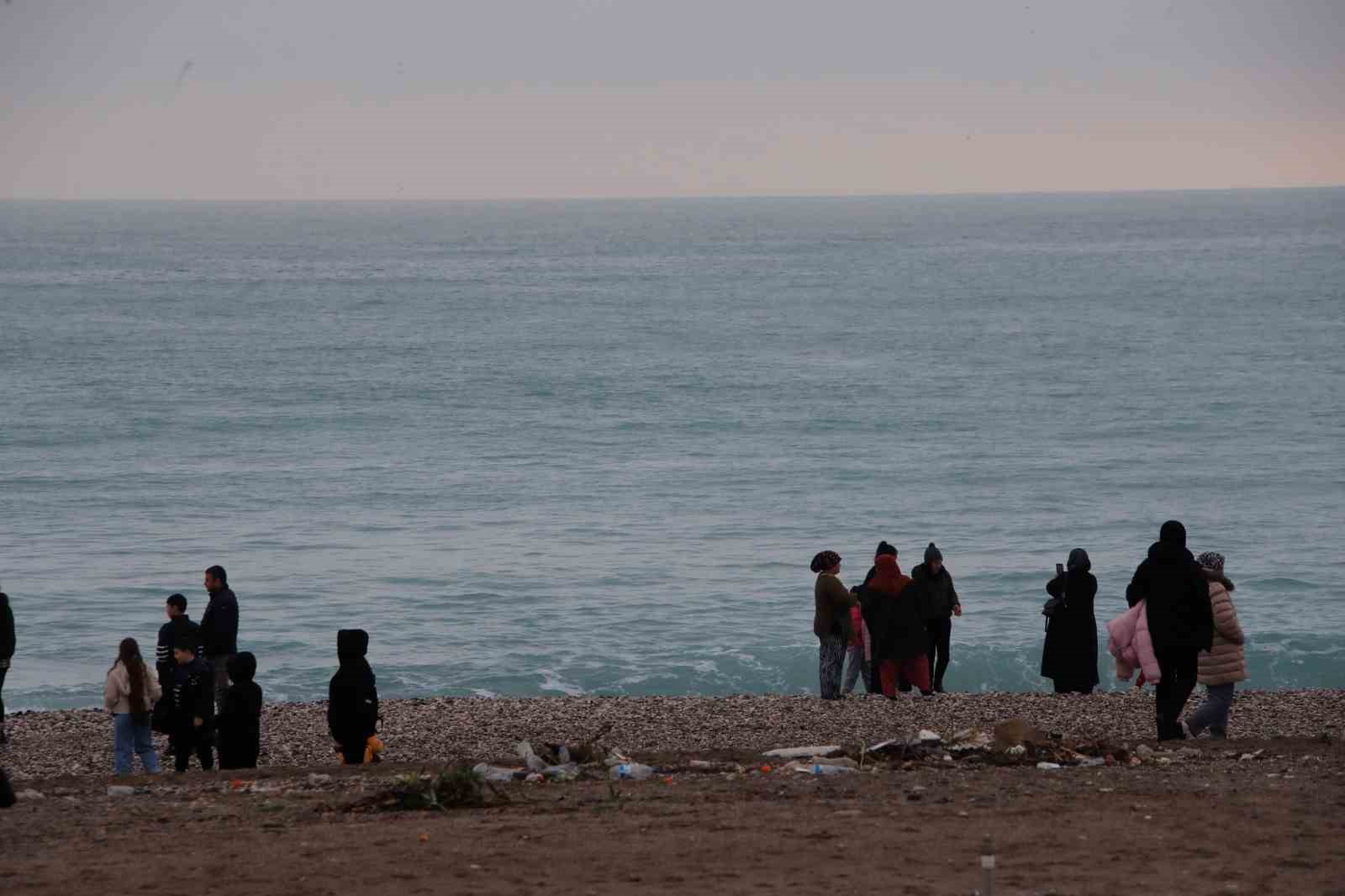 Fırtınayla birlikte dalgaların getirdiği çöpler sahilde toplandı
