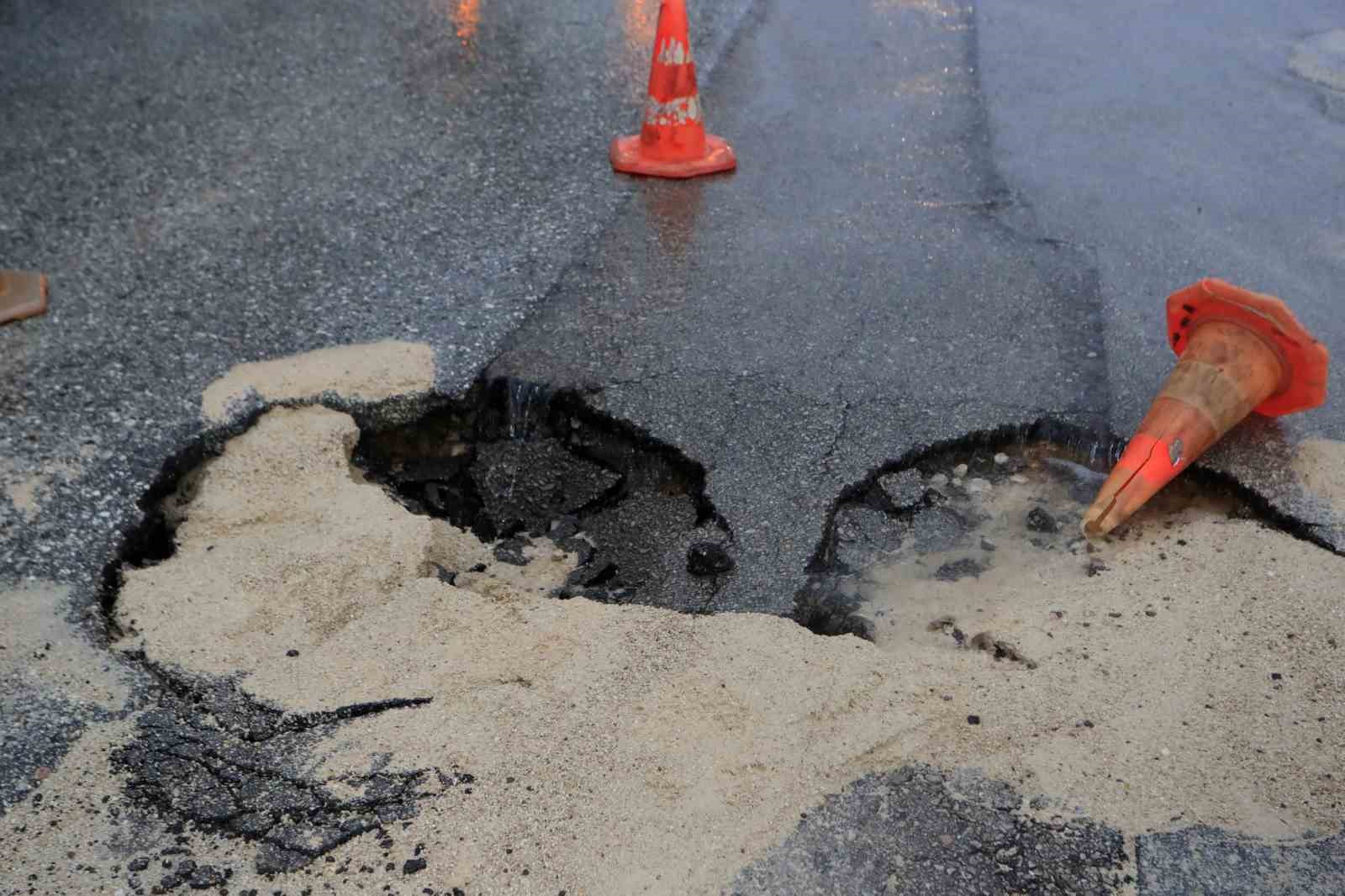 Fırtınayla birlikte dalgaların getirdiği çöpler sahilde toplandı
