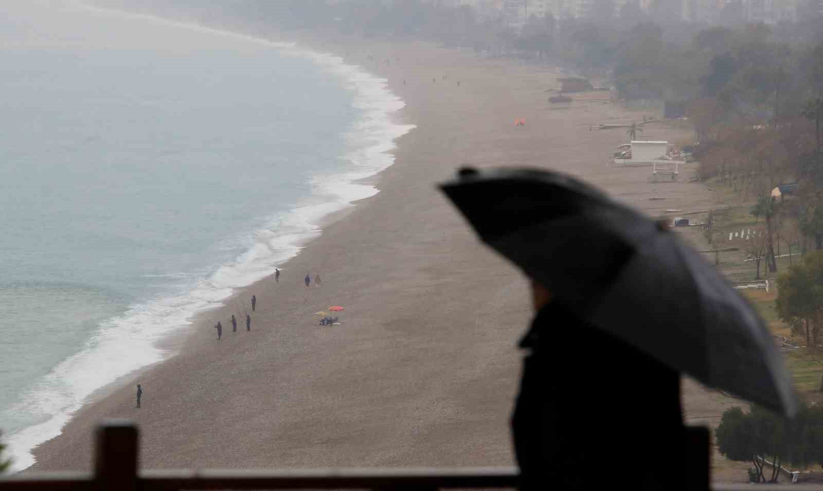 Fırtınayla birlikte dalgaların getirdiği çöpler sahilde toplandı
