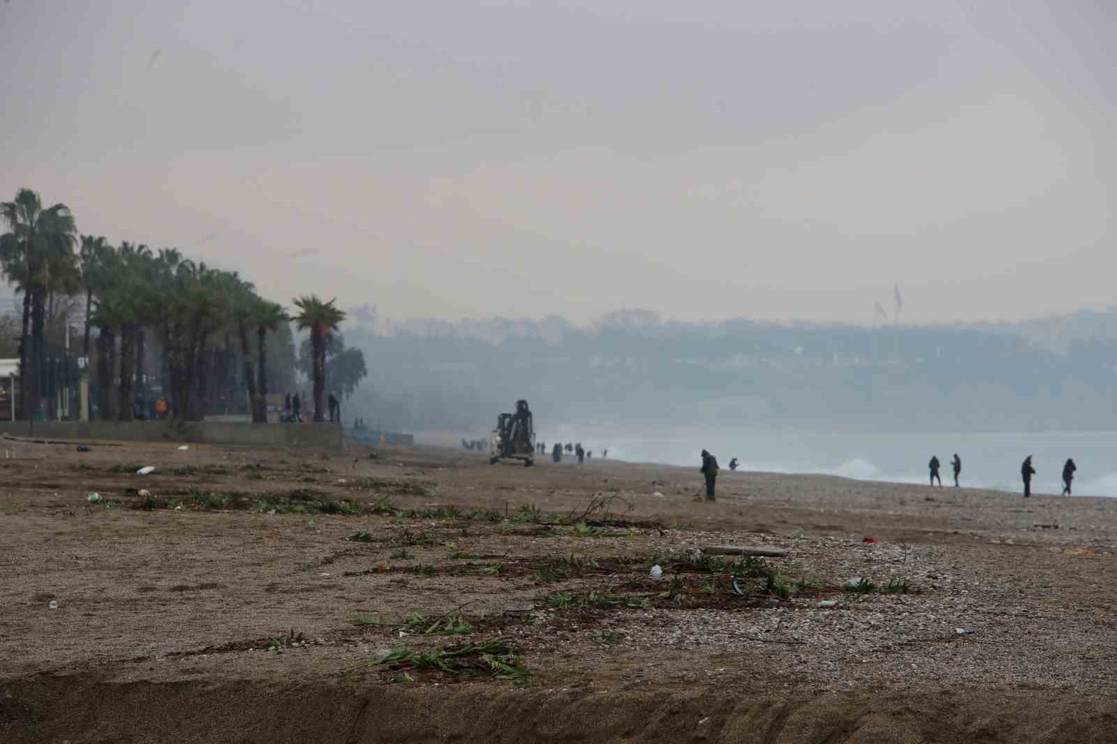 Fırtınayla birlikte dalgaların getirdiği çöpler sahilde toplandı
