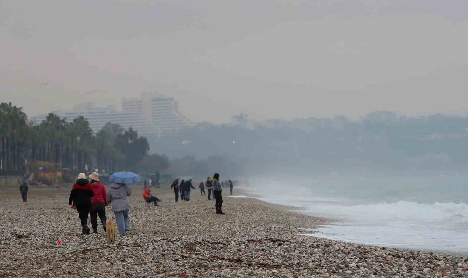 Fırtınayla birlikte dalgaların getirdiği çöpler sahilde toplandı
