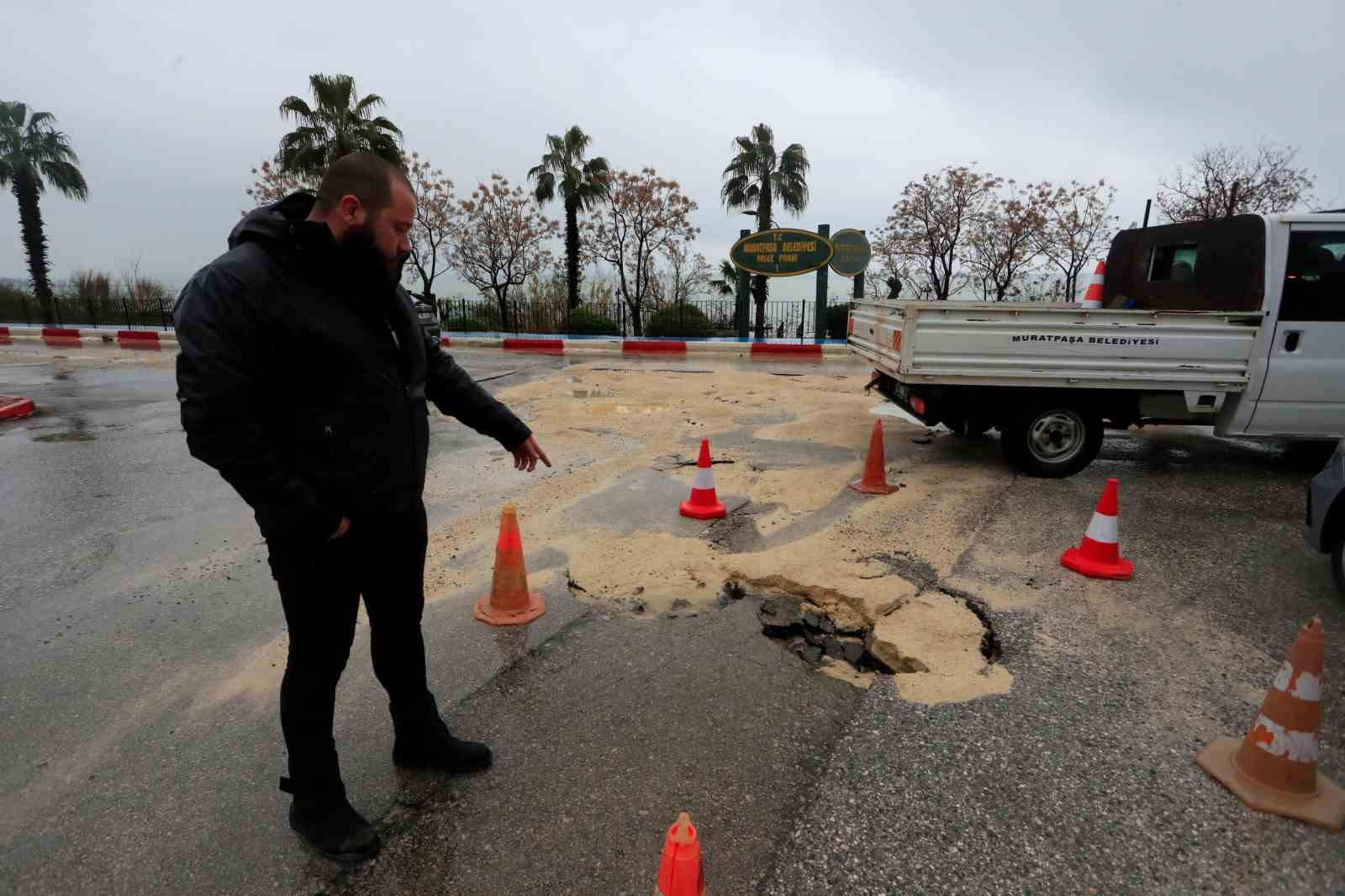 Fırtınayla birlikte dalgaların getirdiği çöpler sahilde toplandı
