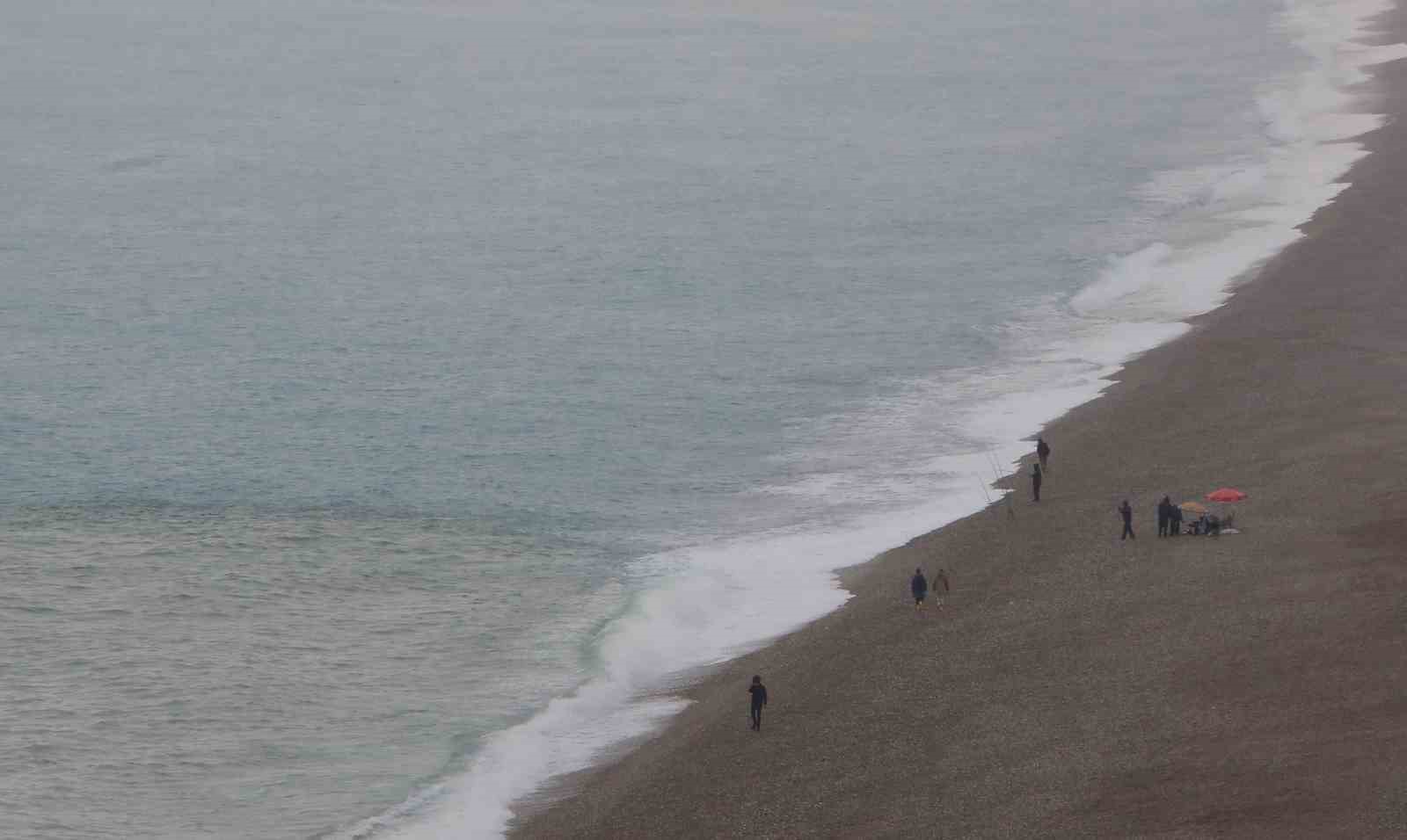 Fırtınayla birlikte dalgaların getirdiği çöpler sahilde toplandı
