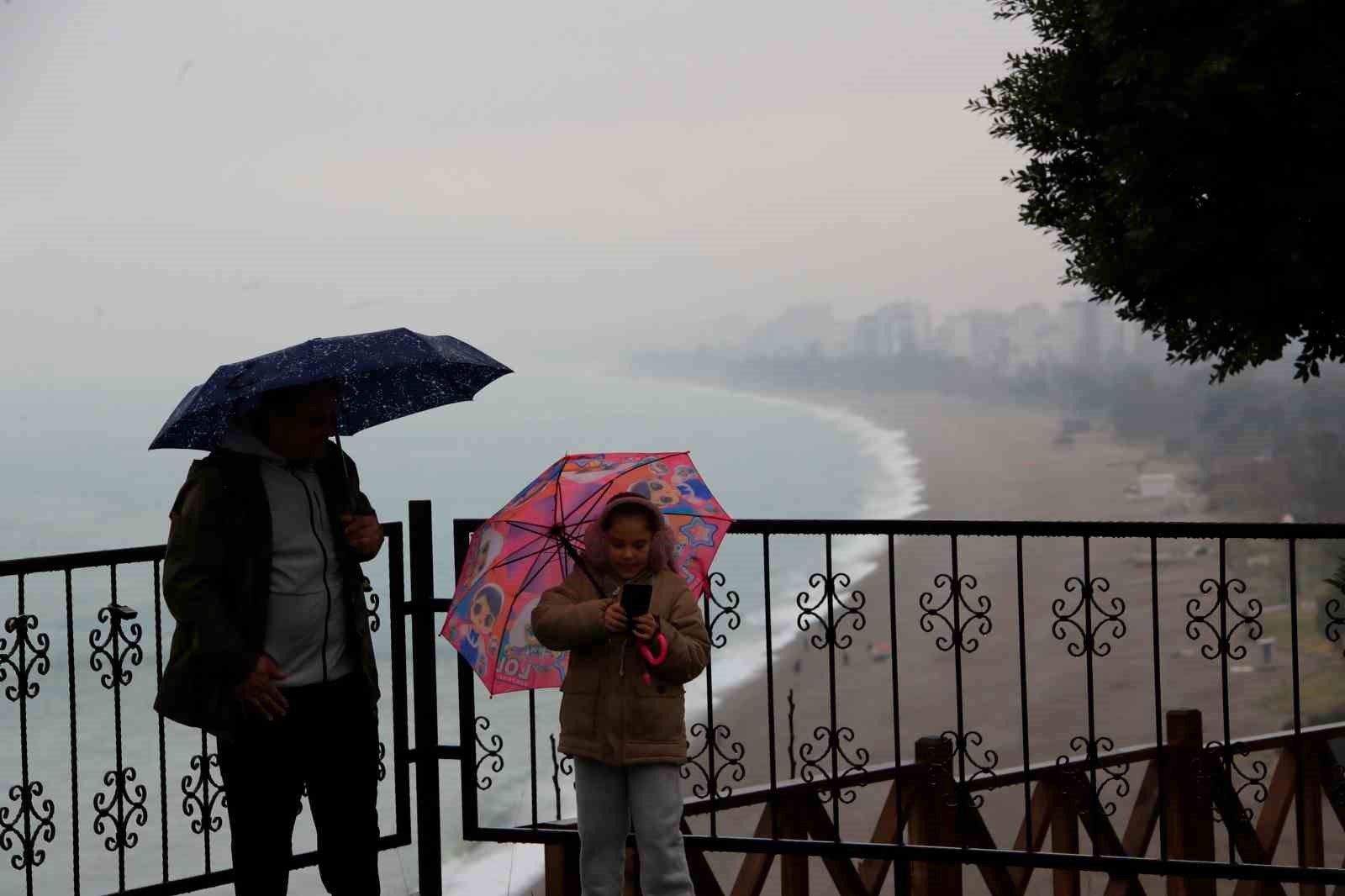 Fırtınayla birlikte dalgaların getirdiği çöpler sahilde toplandı
