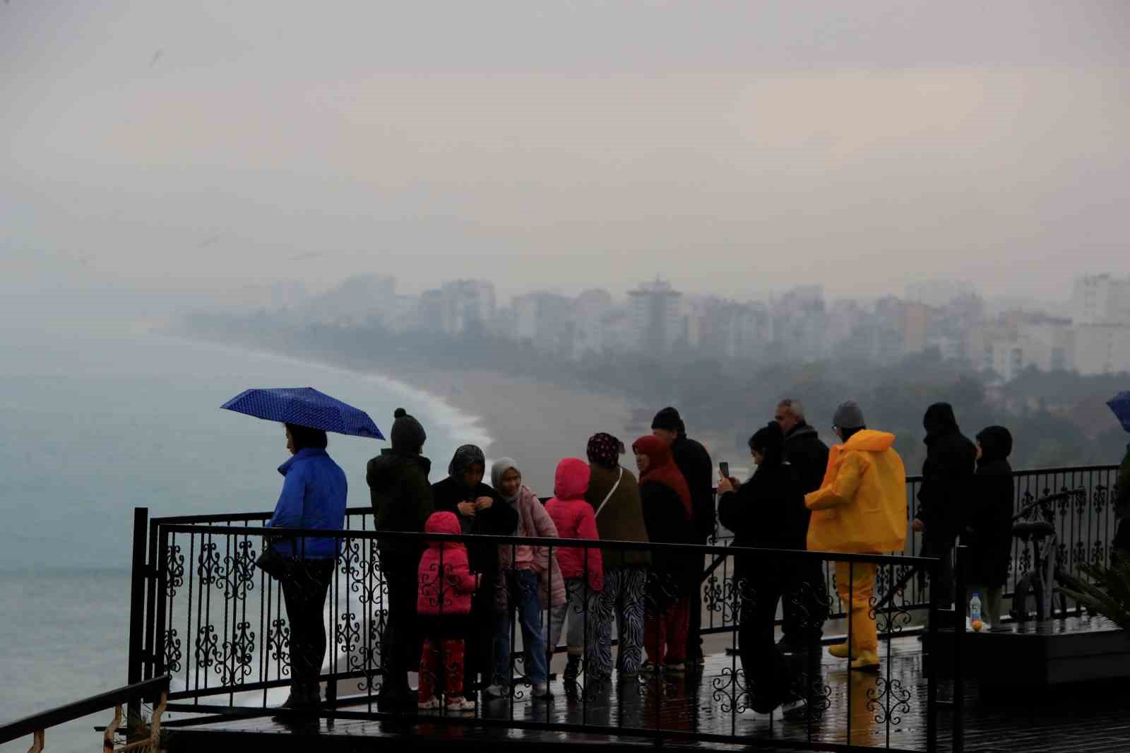 Fırtınayla birlikte dalgaların getirdiği çöpler sahilde toplandı

