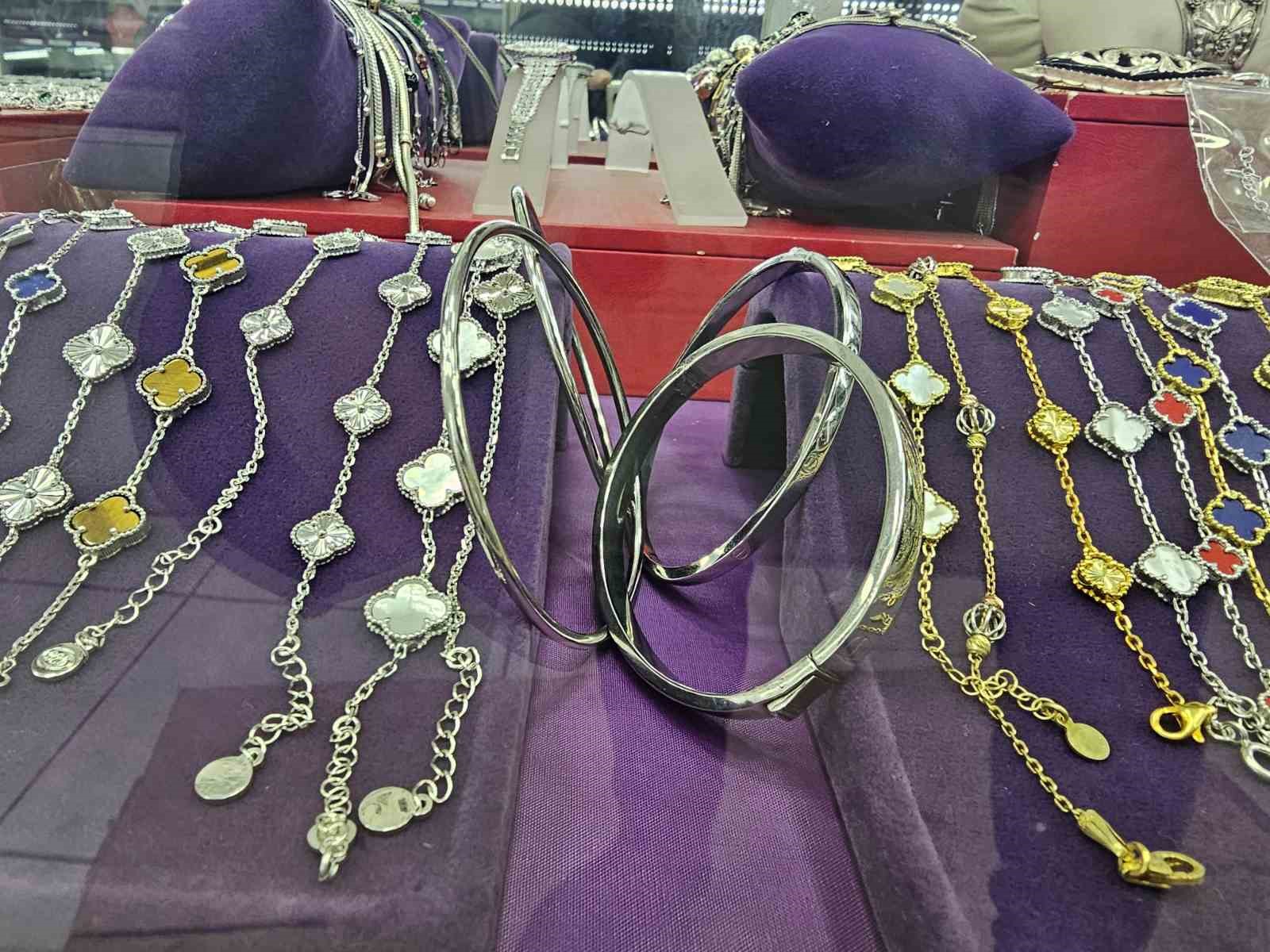 Fiyatlardaki artışlar, yatırım ve düğün takılarını değiştirdi: Altın bileziklerin yerini gümüş bilezikler alıyor
