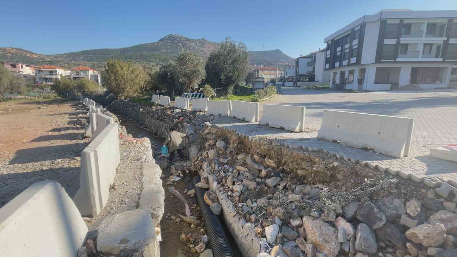 Foça’da belediye çalışması çileye dönüştü: Mahalle ikiye bölündü
