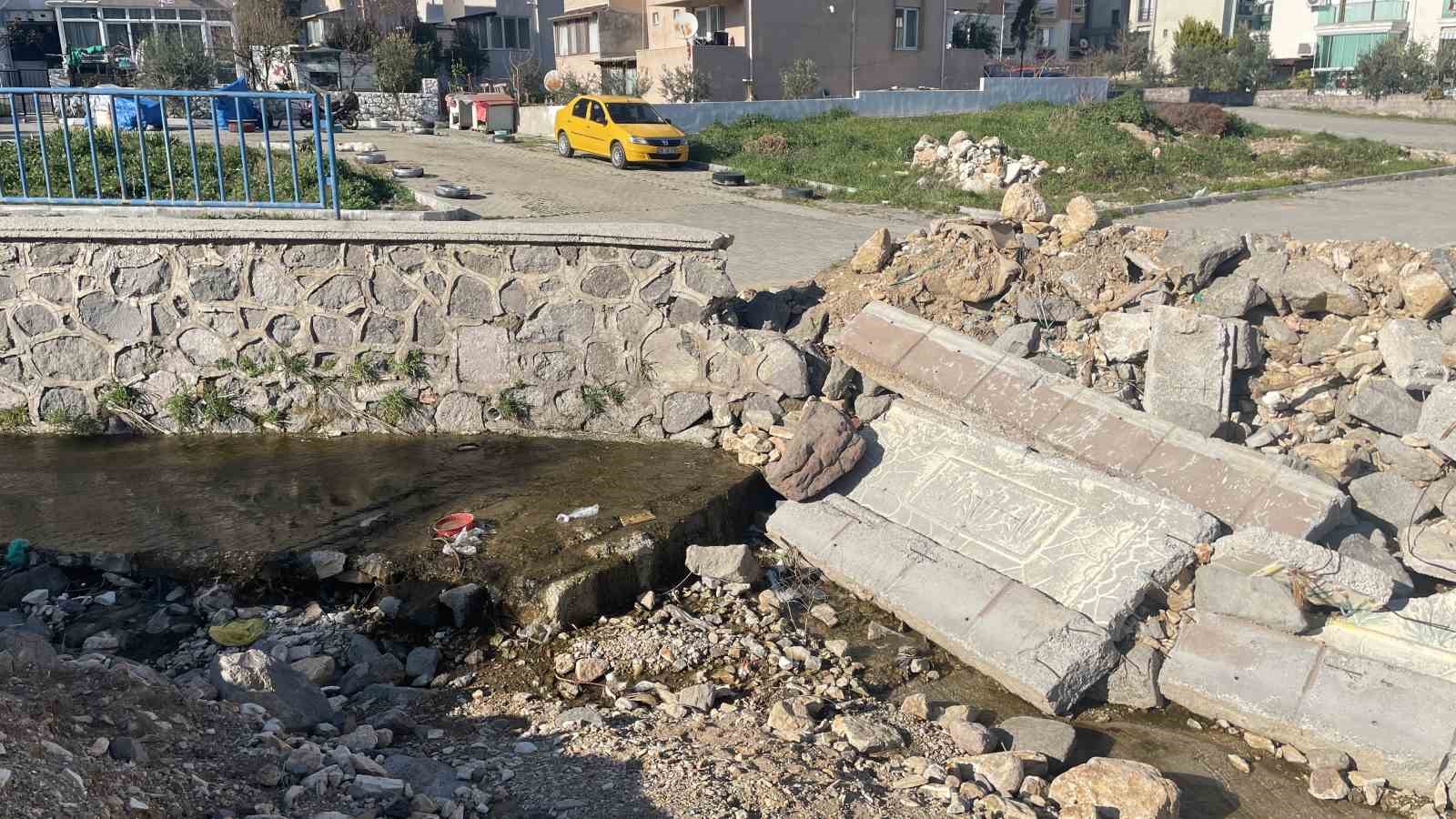 Foça’da belediye çalışması çileye dönüştü: Mahalle ikiye bölündü
