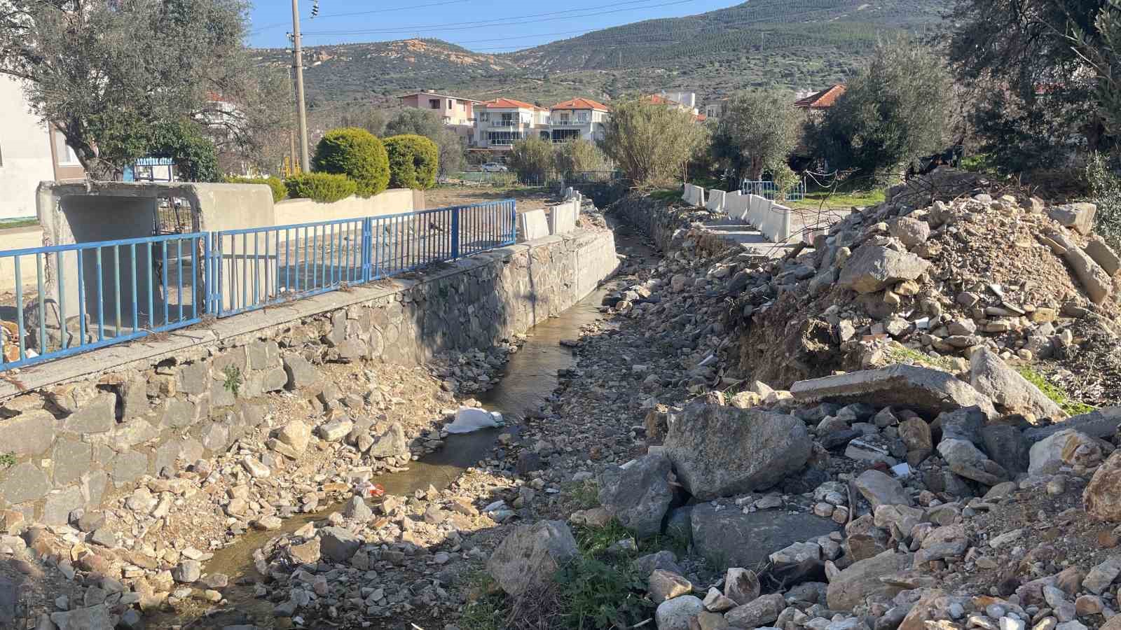 Foça’da belediye çalışması çileye dönüştü: Mahalle ikiye bölündü
