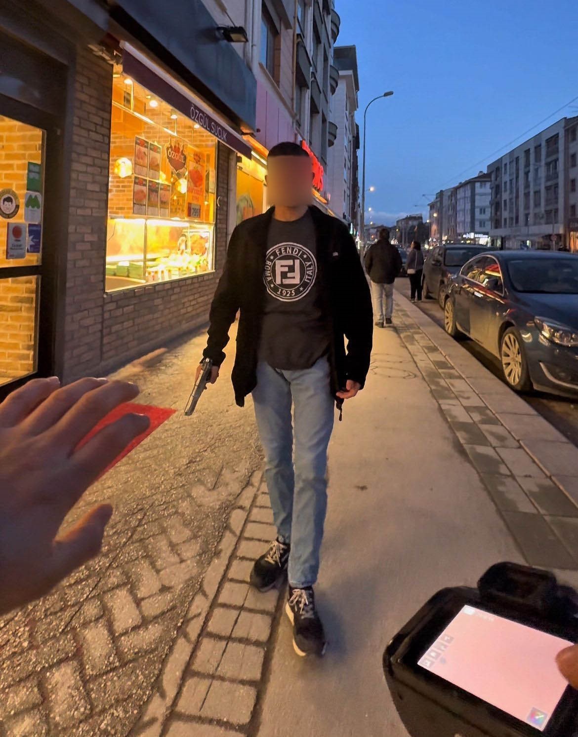 Fotoğrafçıya oyuncak silah çeken şahsa bin 764 TL ceza
