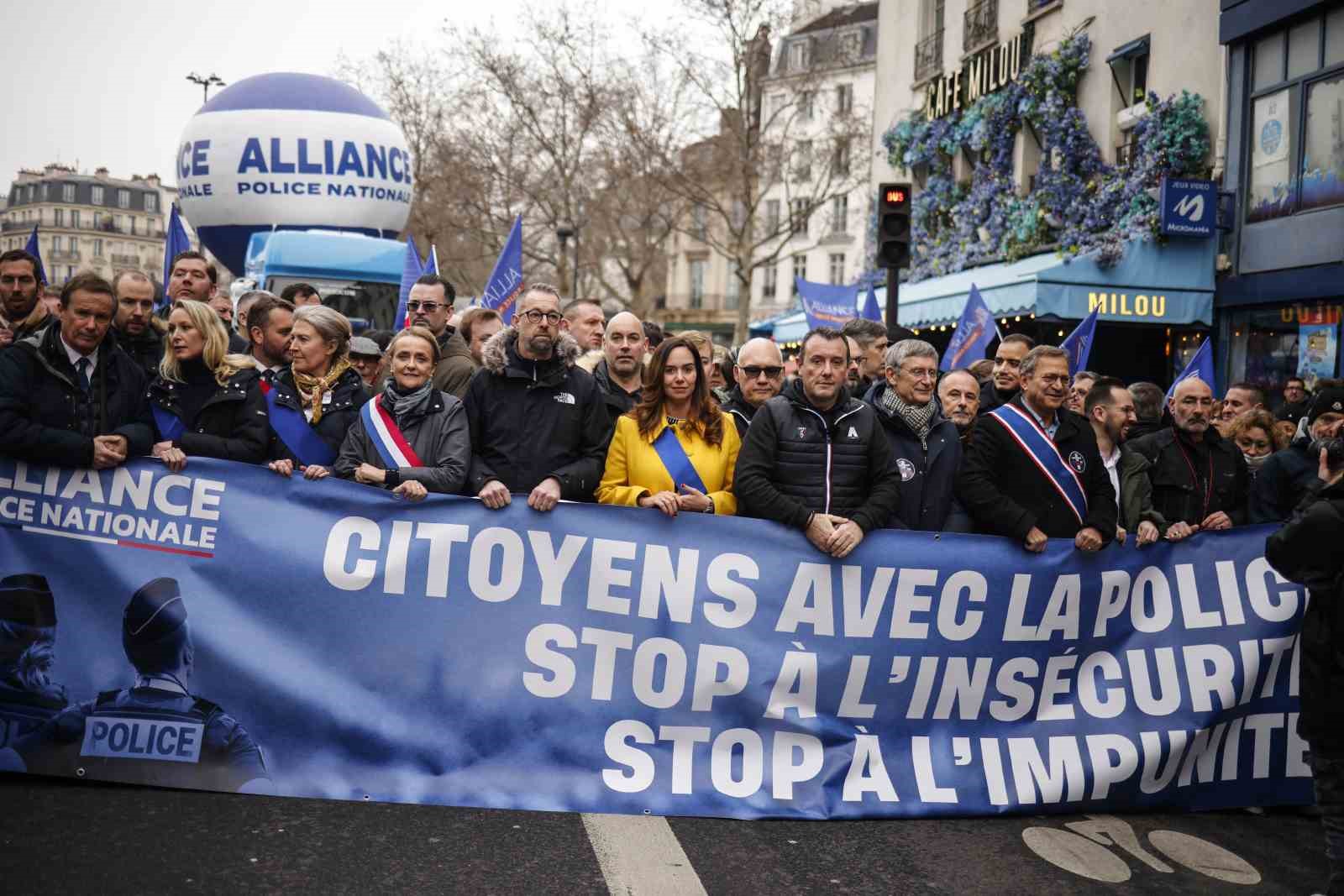 Fransa’da binlerce kişiden polise destek ve kaynak yetersizliğine dikkat çekmek için yürüyüş
