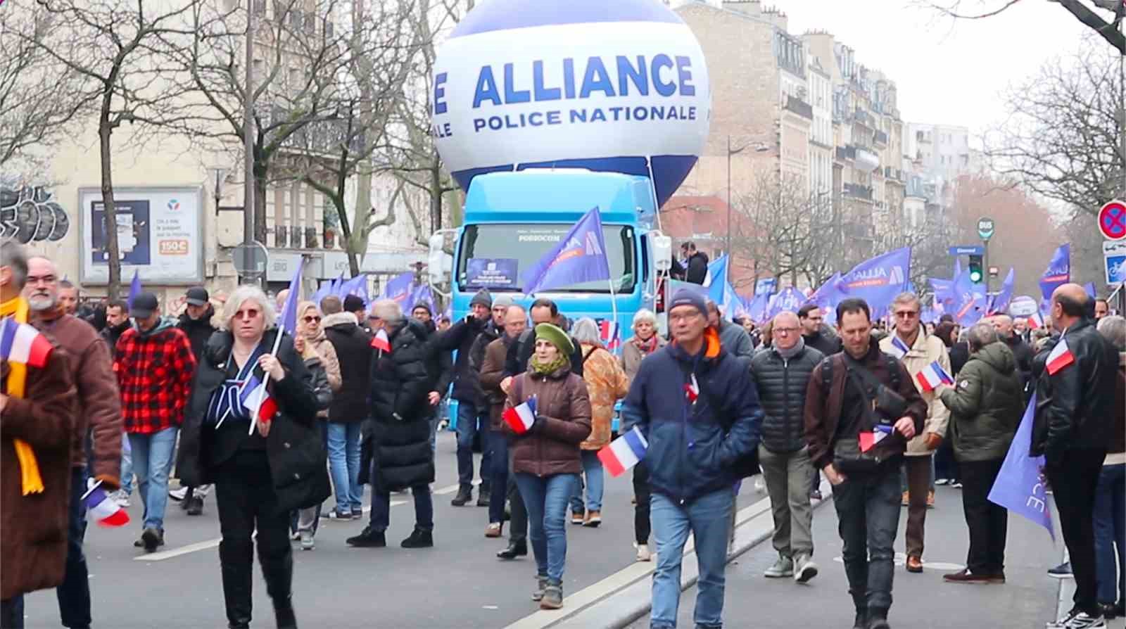 Fransa’da binlerce kişiden polise destek ve kaynak yetersizliğine dikkat çekmek için yürüyüş
