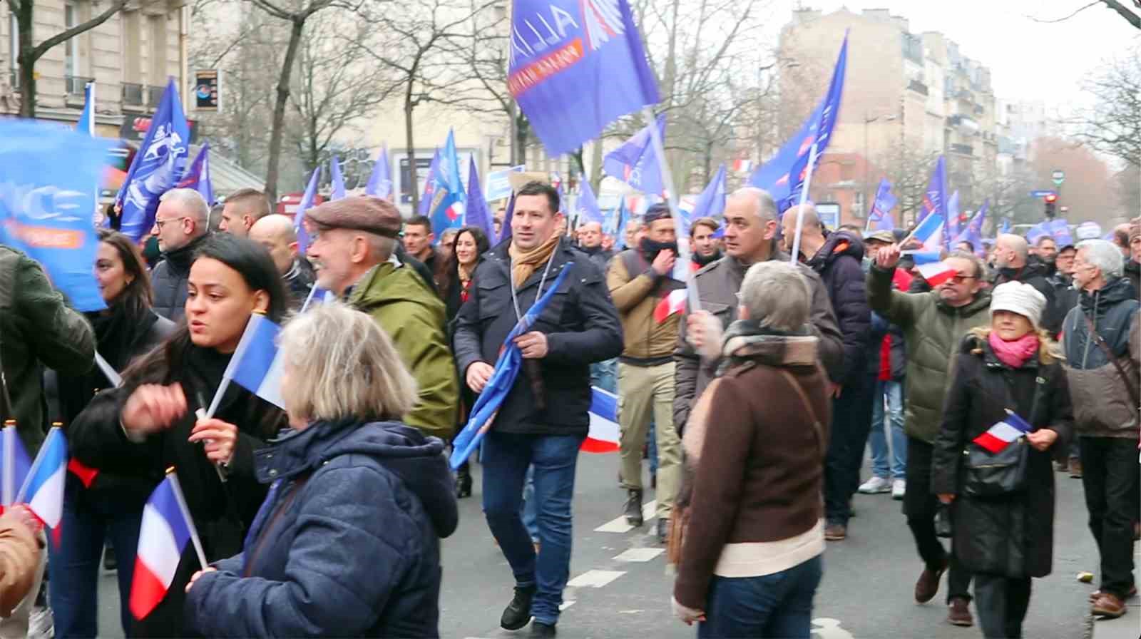 Fransa’da binlerce kişiden polise destek ve kaynak yetersizliğine dikkat çekmek için yürüyüş
