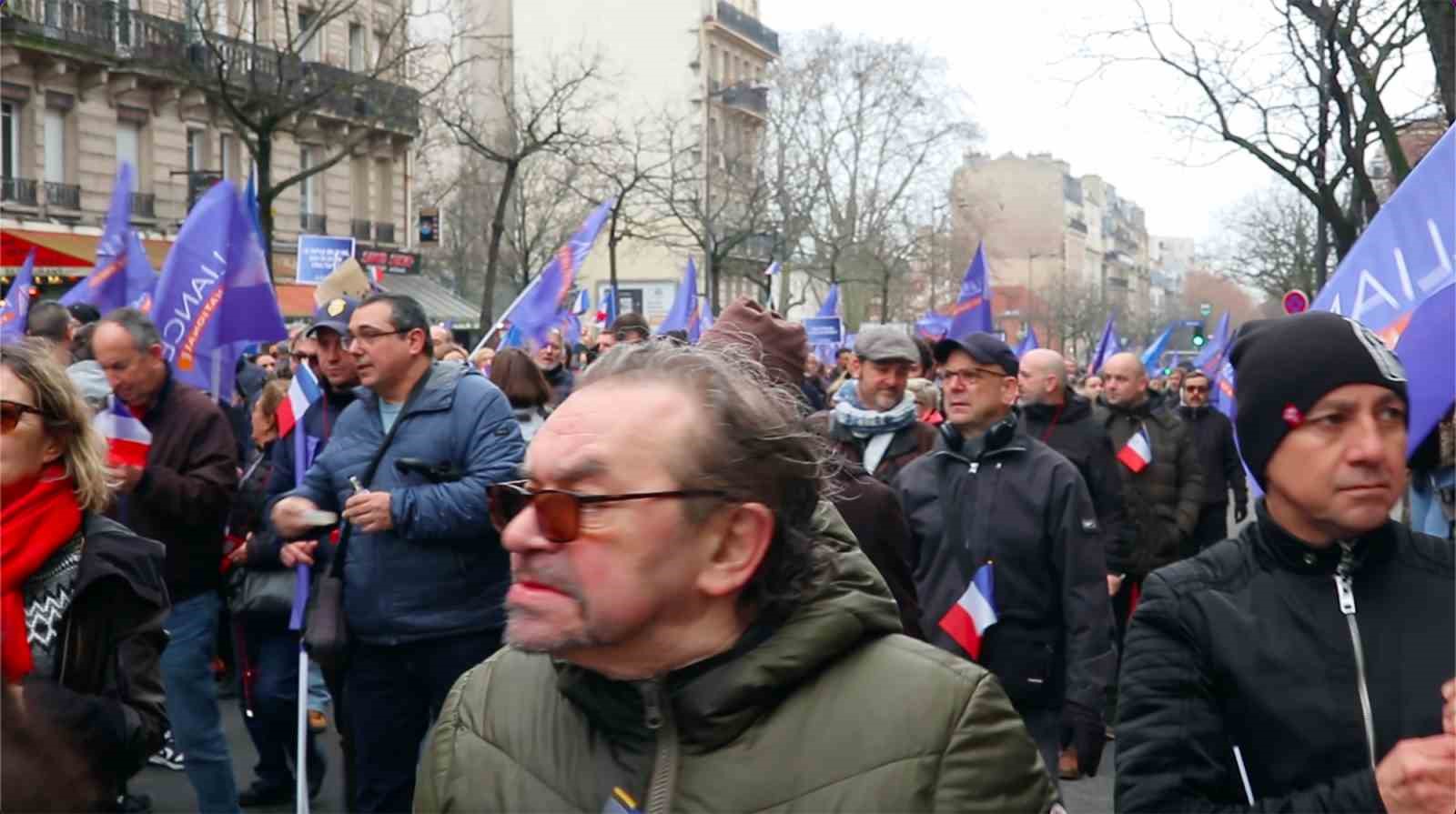 Fransa’da binlerce kişiden polise destek ve kaynak yetersizliğine dikkat çekmek için yürüyüş
