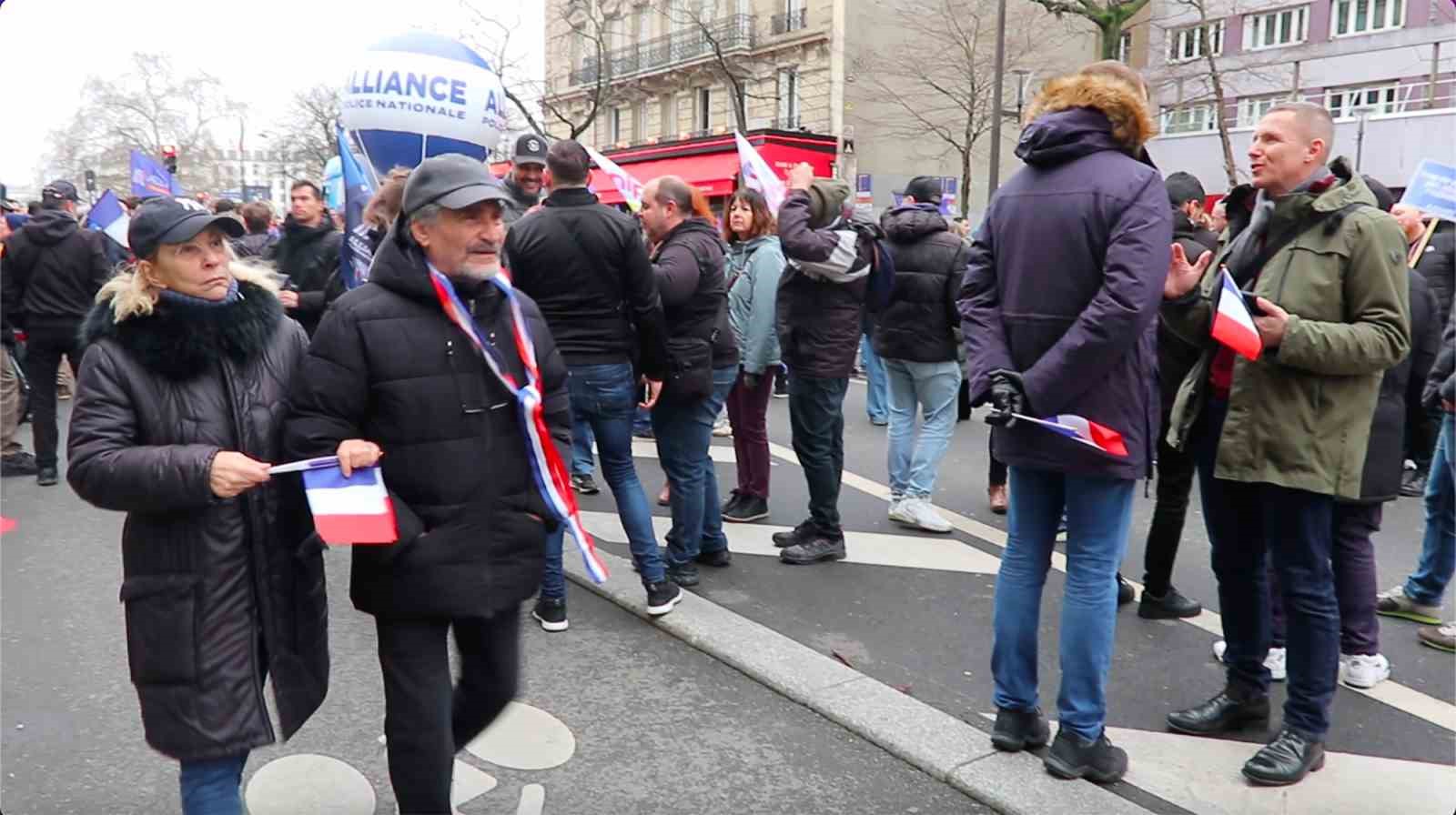 Fransa’da binlerce kişiden polise destek ve kaynak yetersizliğine dikkat çekmek için yürüyüş
