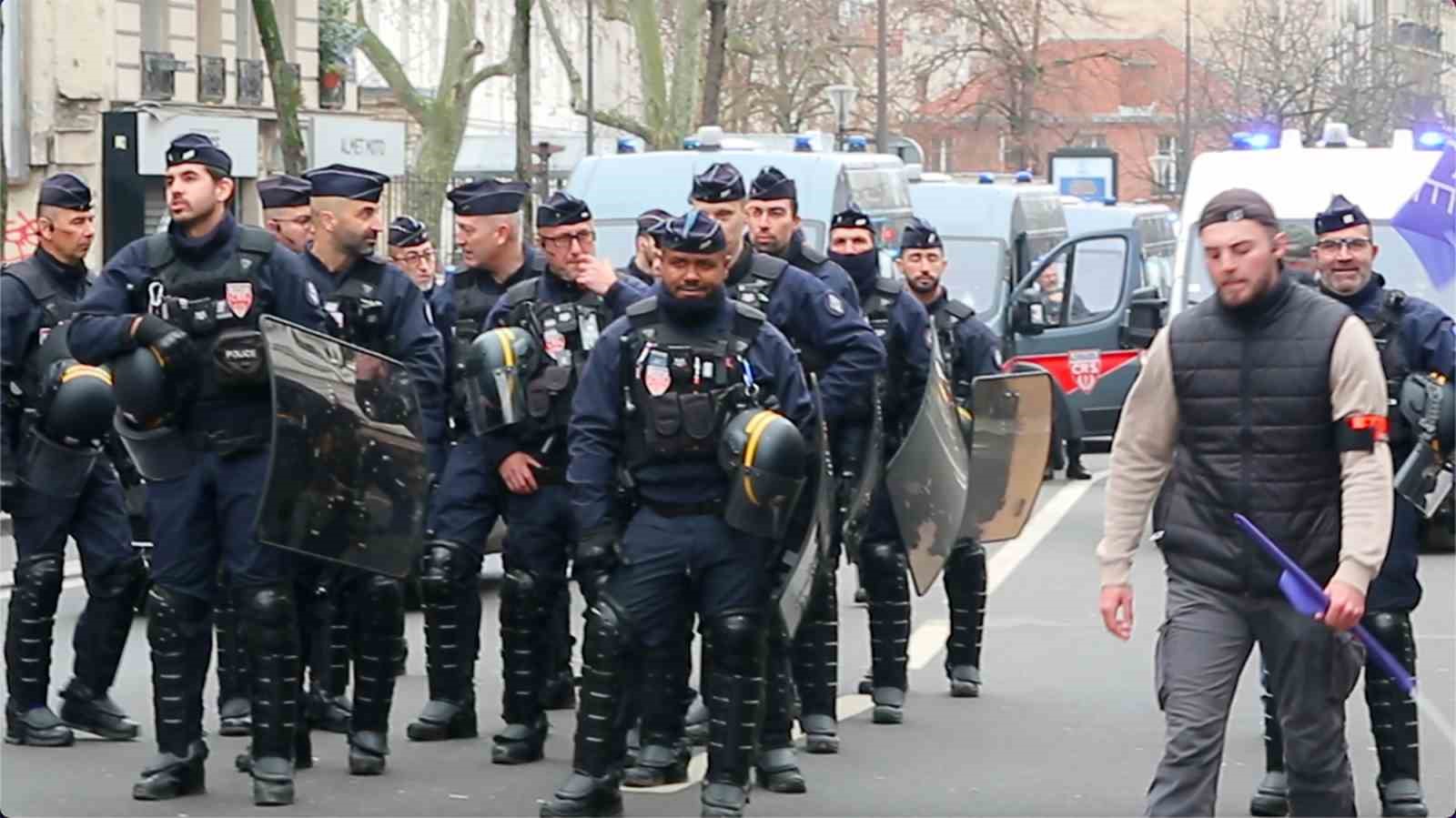 Fransa’da binlerce kişiden polise destek ve kaynak yetersizliğine dikkat çekmek için yürüyüş
