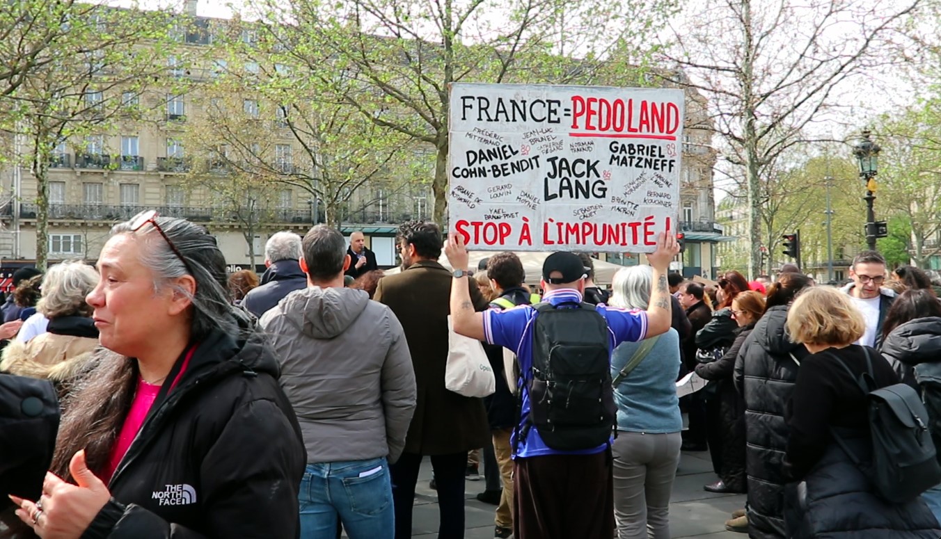 Fransa’da çocuk istismarlarına karşı "Çocuğuma Dokunma" protestosu
