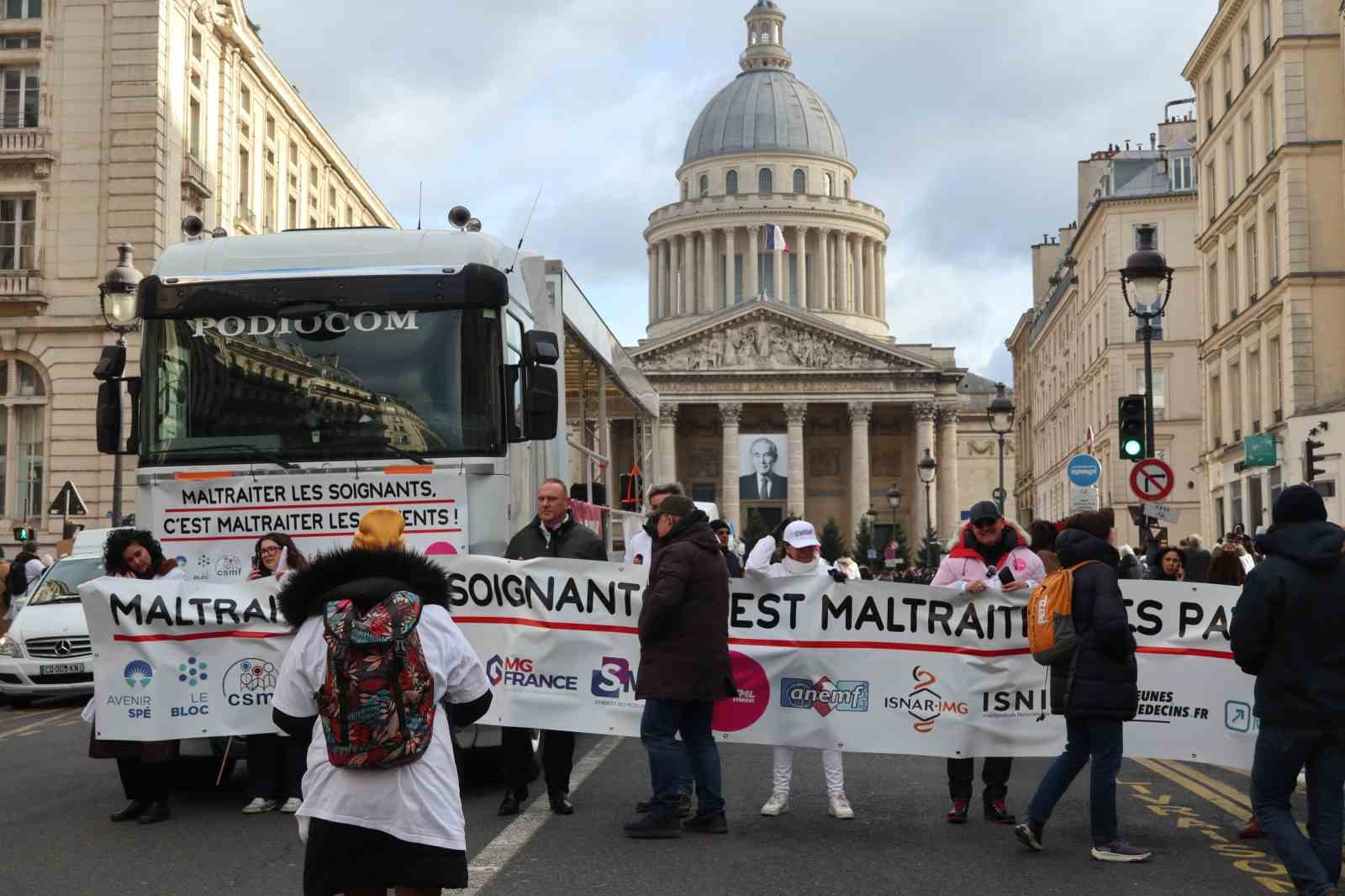 Fransa’da doktorlar 10 günlük grev kapsamında Paris’in sokaklarını doldurdu
