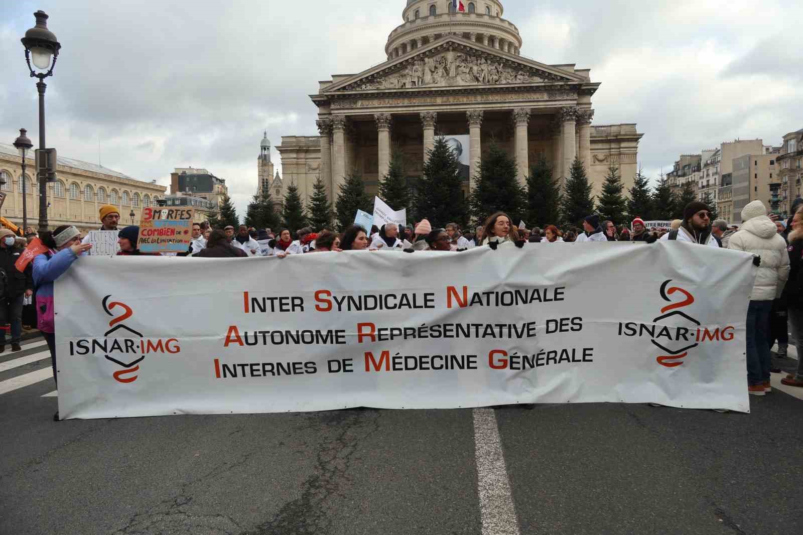 Fransa’da doktorlar 10 günlük grev kapsamında Paris’in sokaklarını doldurdu
