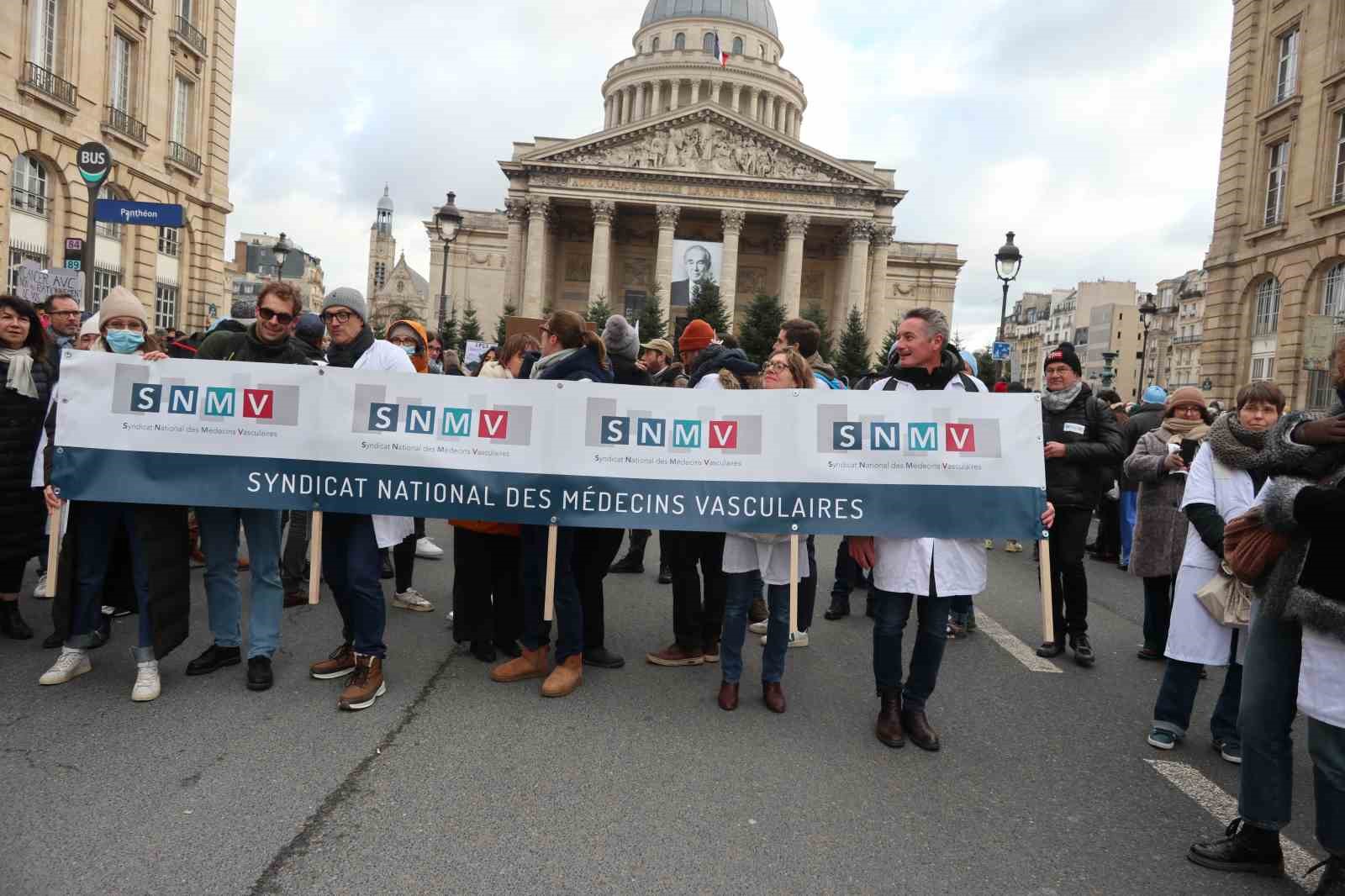 Fransa’da doktorlar 10 günlük grev kapsamında Paris’in sokaklarını doldurdu
