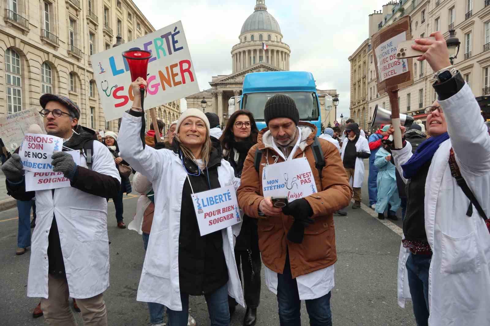 Fransa’da doktorlar 10 günlük grev kapsamında Paris’in sokaklarını doldurdu
