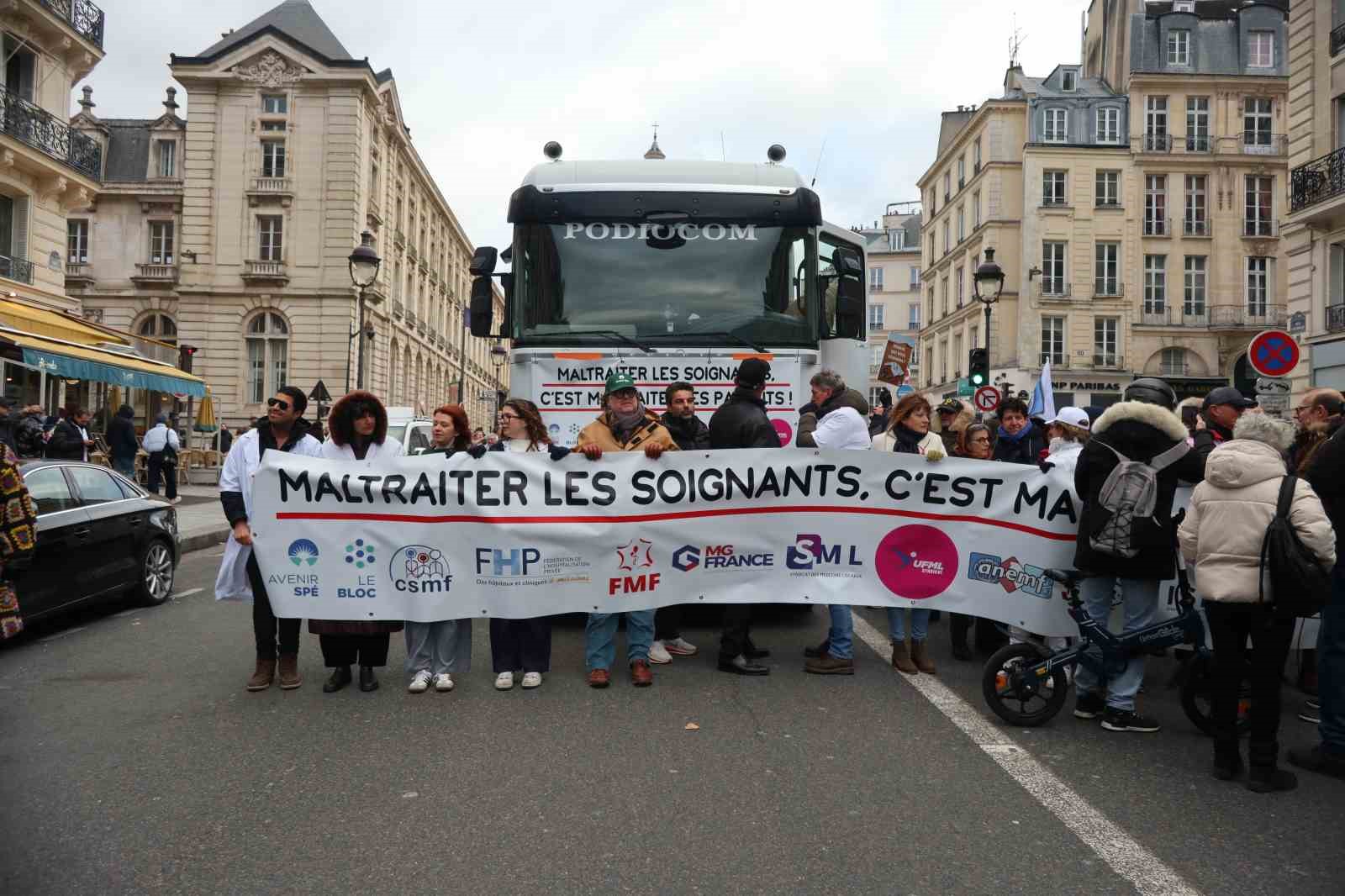 Fransa’da doktorlar 10 günlük grev kapsamında Paris’in sokaklarını doldurdu
