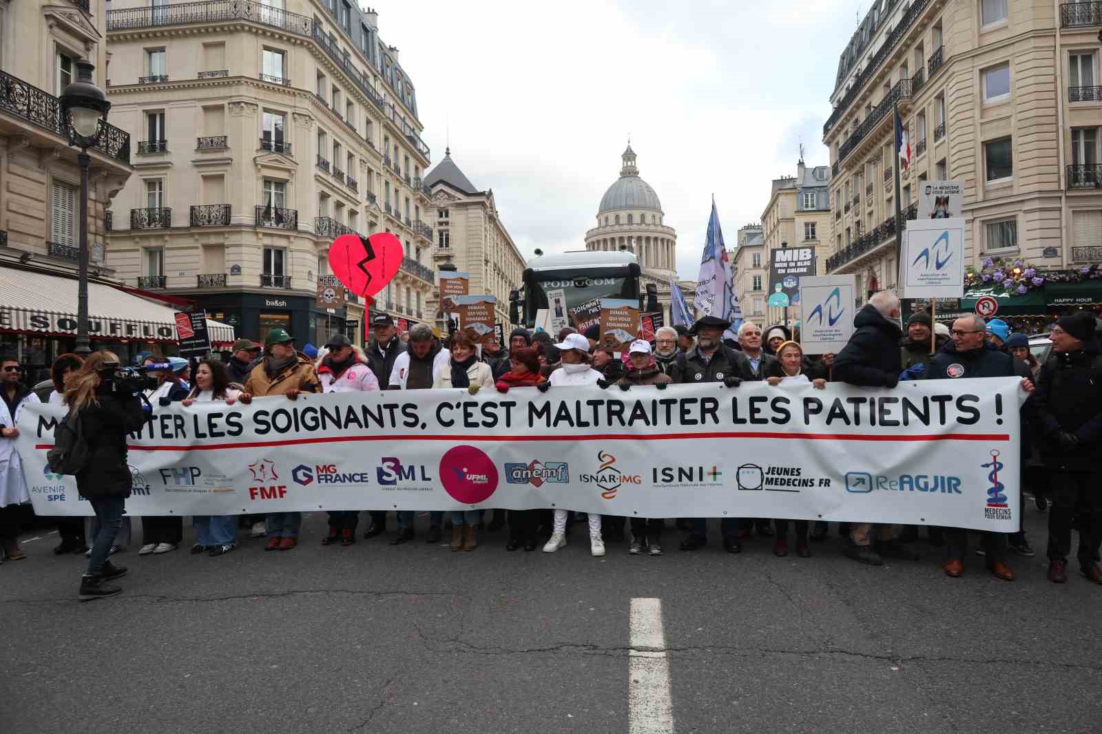 Fransa’da doktorlar 10 günlük grev kapsamında Paris’in sokaklarını doldurdu
