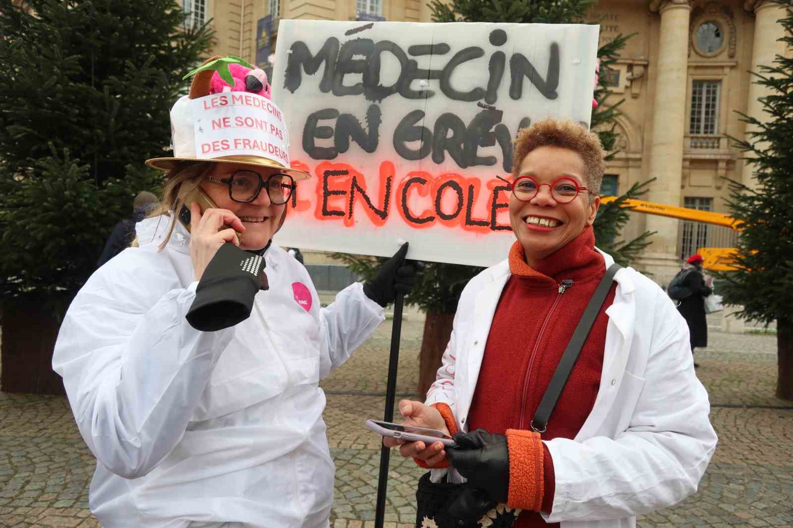 Fransa’da doktorlar 10 günlük grev kapsamında Paris’in sokaklarını doldurdu
