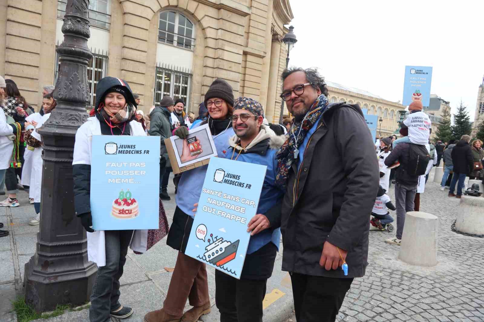 Fransa’da doktorlar 10 günlük grev kapsamında Paris’in sokaklarını doldurdu
