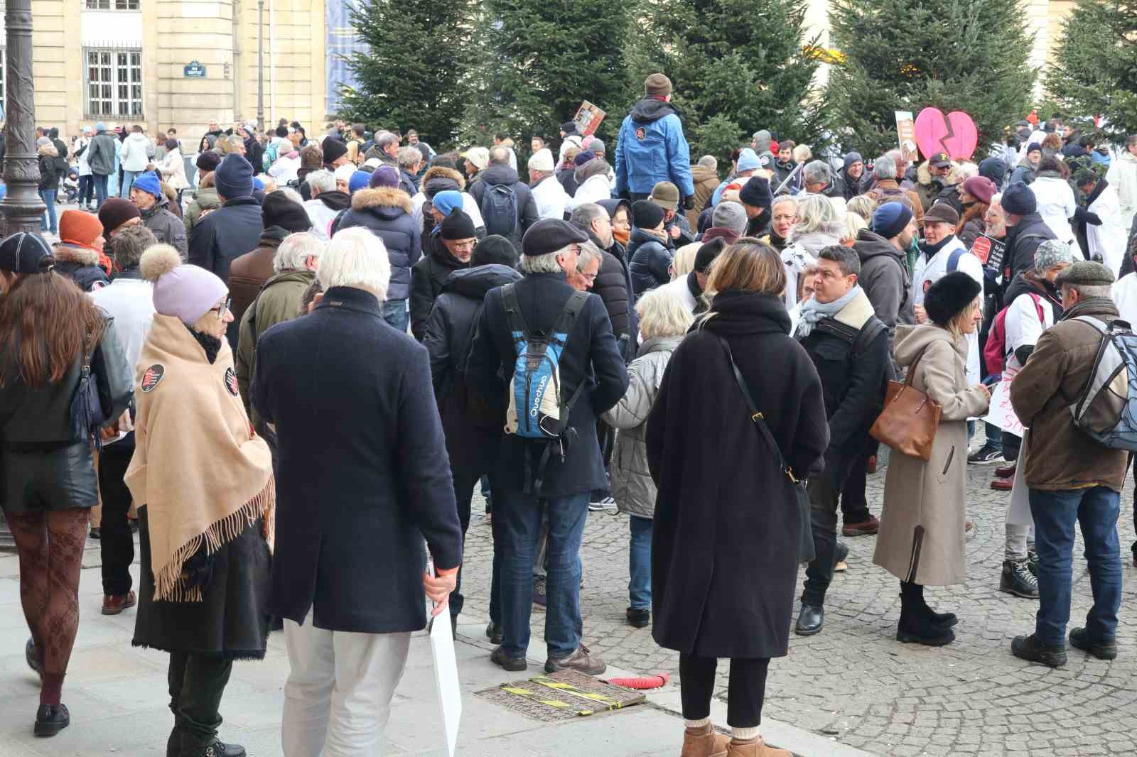 Fransa’da doktorlar 10 günlük grev kapsamında Paris’in sokaklarını doldurdu
