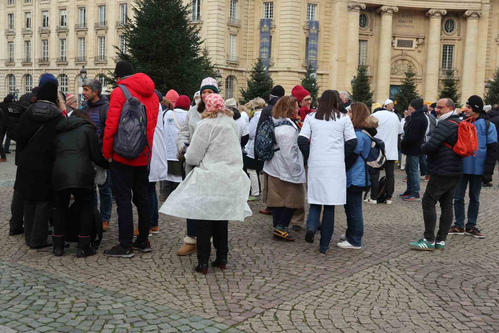 Fransa’da doktorlar 10 günlük grev kapsamında Paris’in sokaklarını doldurdu
