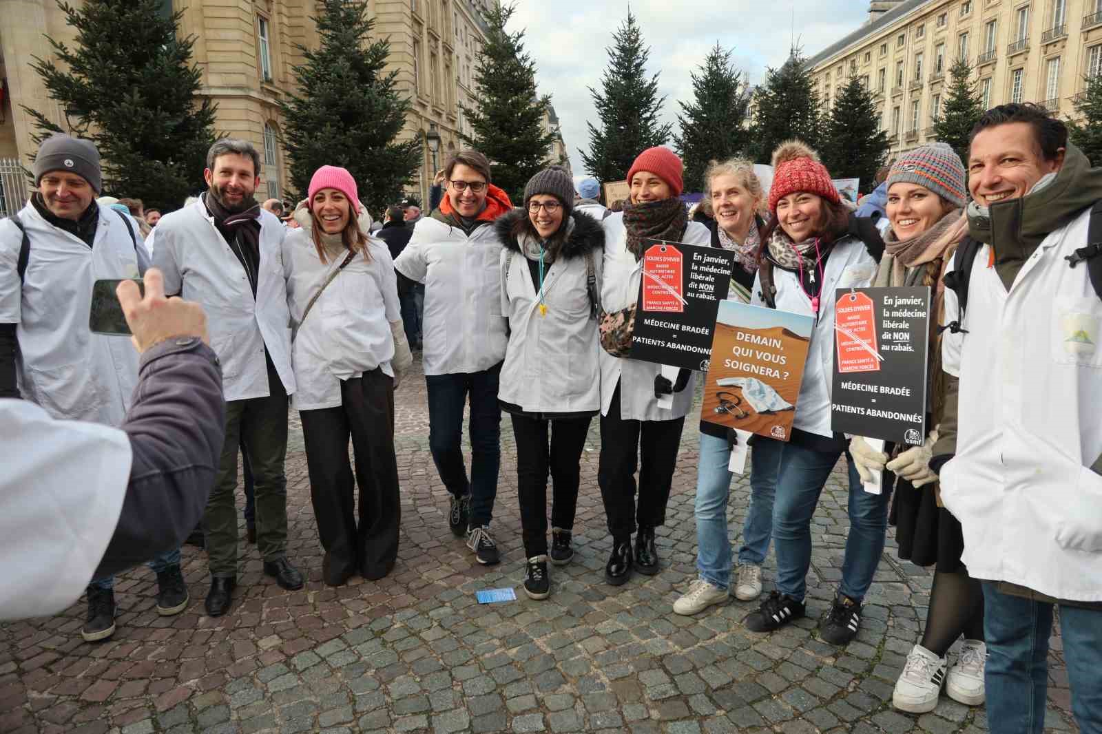 Fransa’da doktorlar 10 günlük grev kapsamında Paris’in sokaklarını doldurdu
