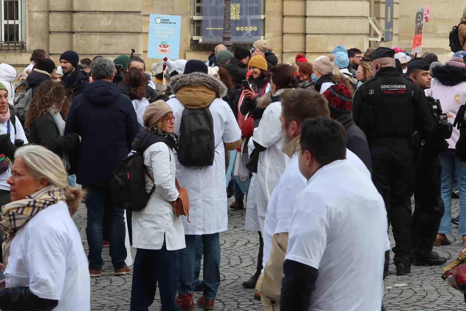 Fransa’da doktorlar 10 günlük grev kapsamında Paris’in sokaklarını doldurdu
