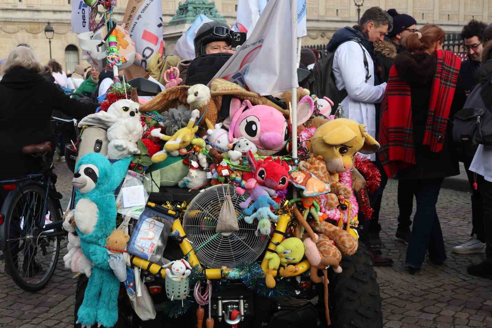 Fransa’da doktorlar 10 günlük grev kapsamında Paris’in sokaklarını doldurdu
