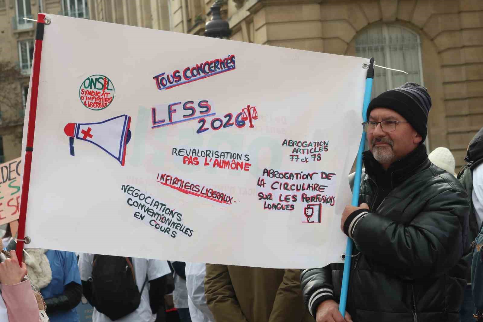 Fransa’da doktorlar 10 günlük grev kapsamında Paris’in sokaklarını doldurdu
