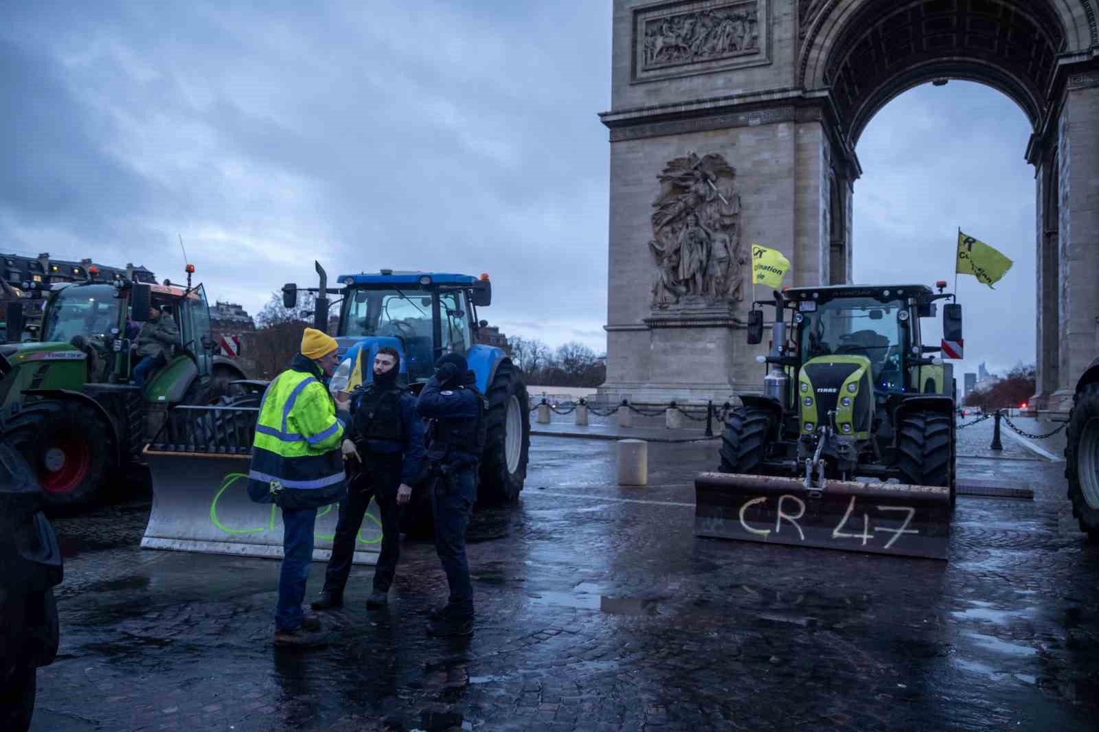 Fransız çiftçiler AB-Mercosur anlaşmasını protesto etmek üzere traktörleriyle Paris’e girdi
