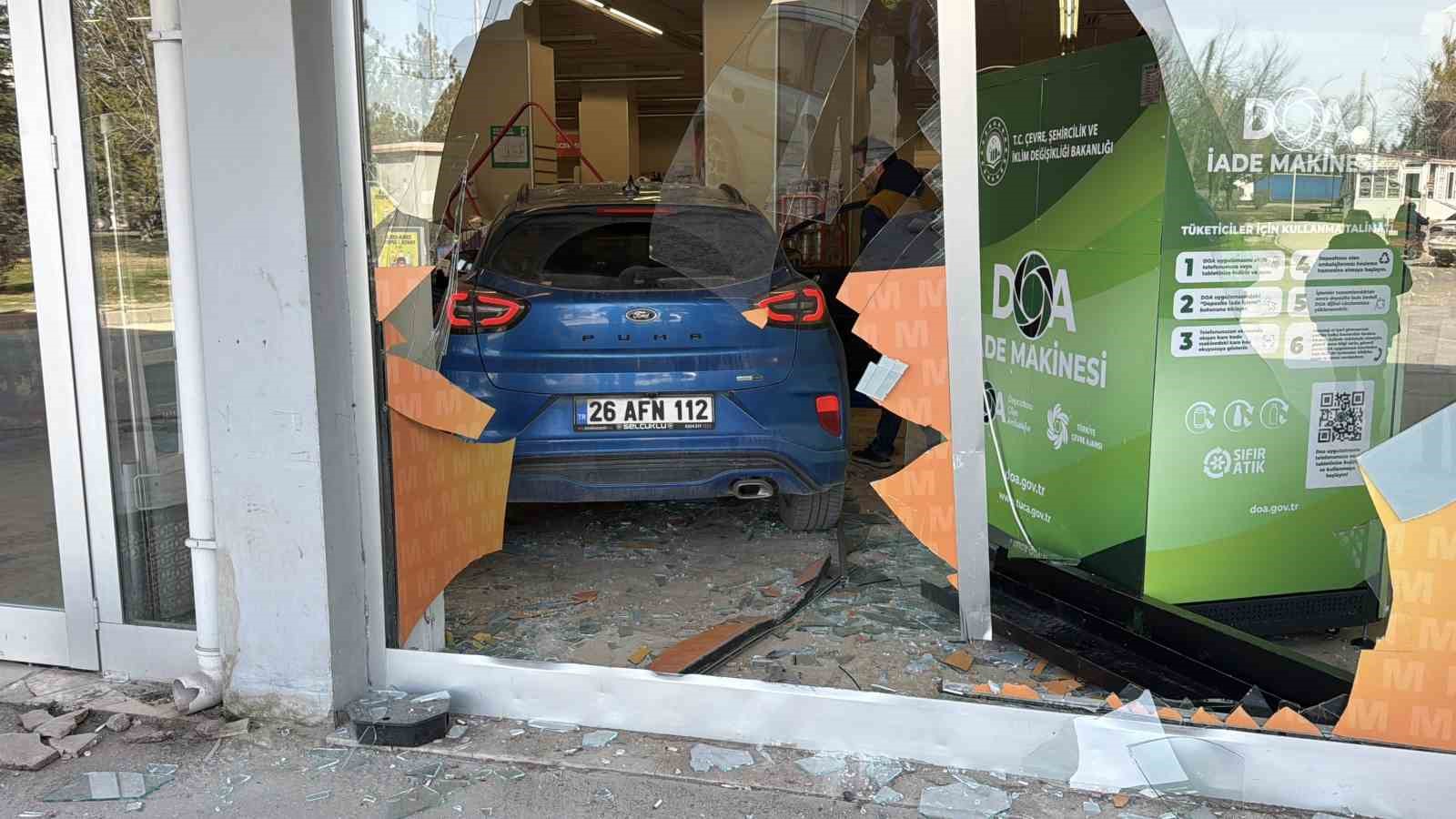 Fren yapmak yerine gaza basan otomobil süpermarkete girdi
