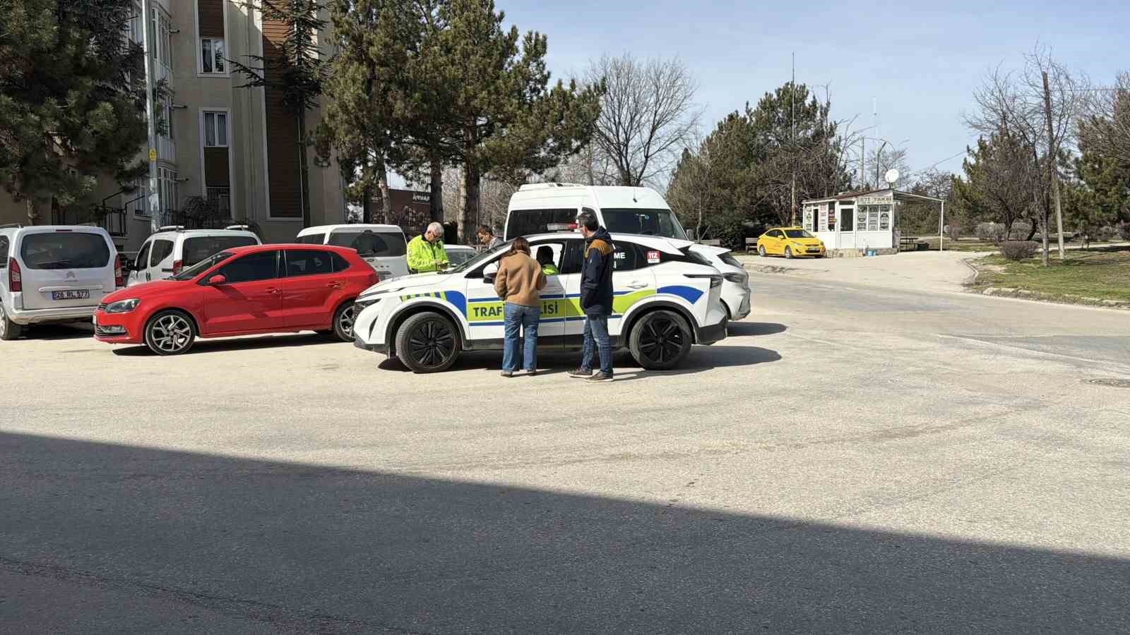 Fren yapmak yerine gaza basan otomobil süpermarkete girdi
