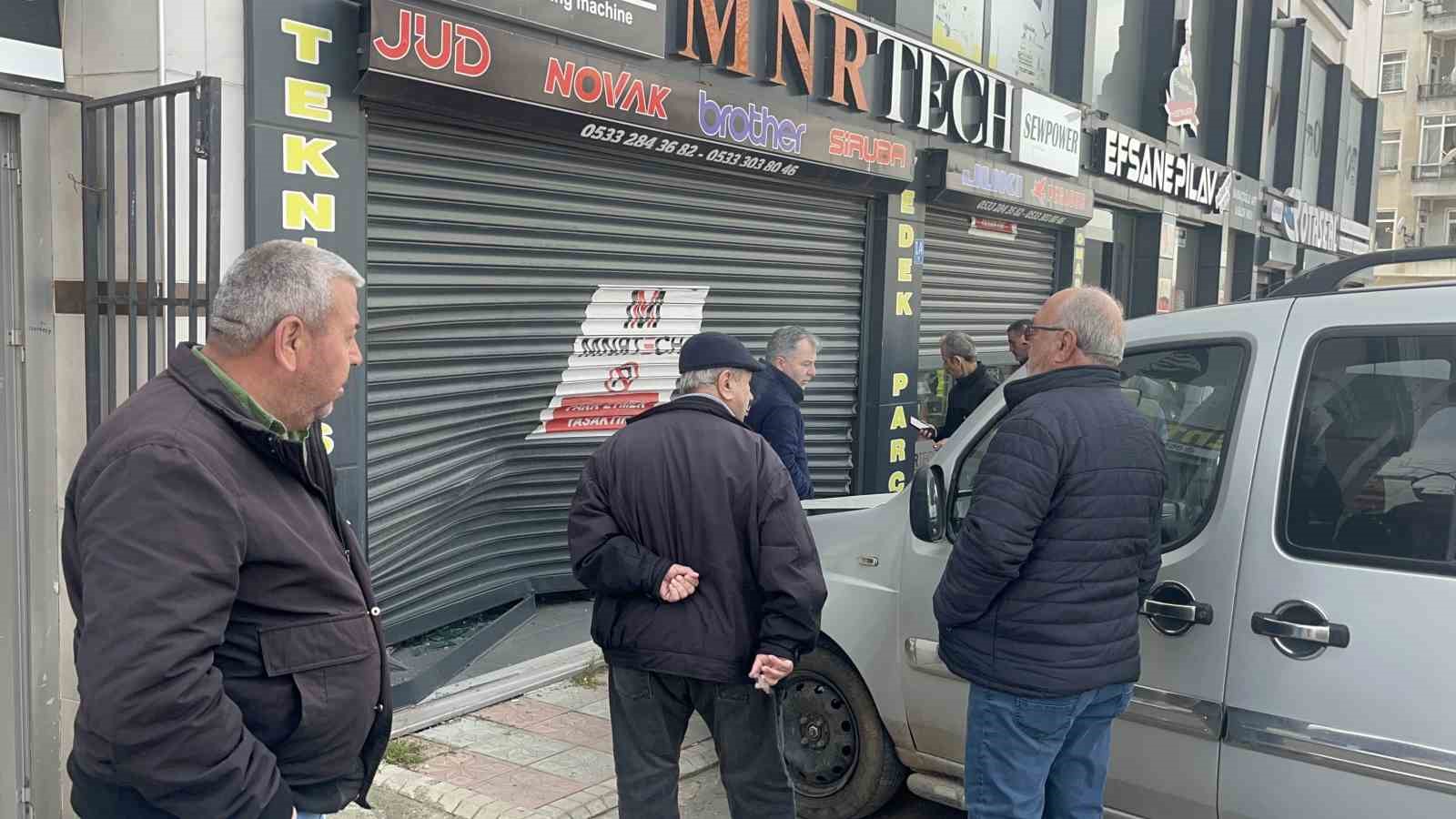 Fren yerine gaza basan sürücü işyerine daldı
Fren yerine gaza basan sürücü işyerine daldı