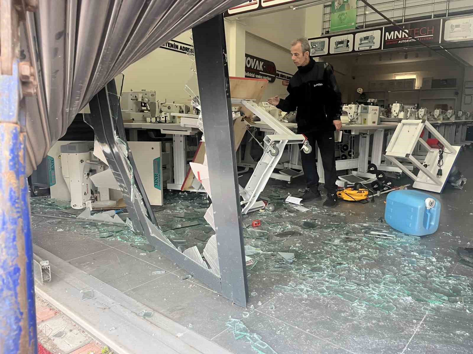 Fren yerine gaza basan sürücü işyerine daldı
Fren yerine gaza basan sürücü işyerine daldı