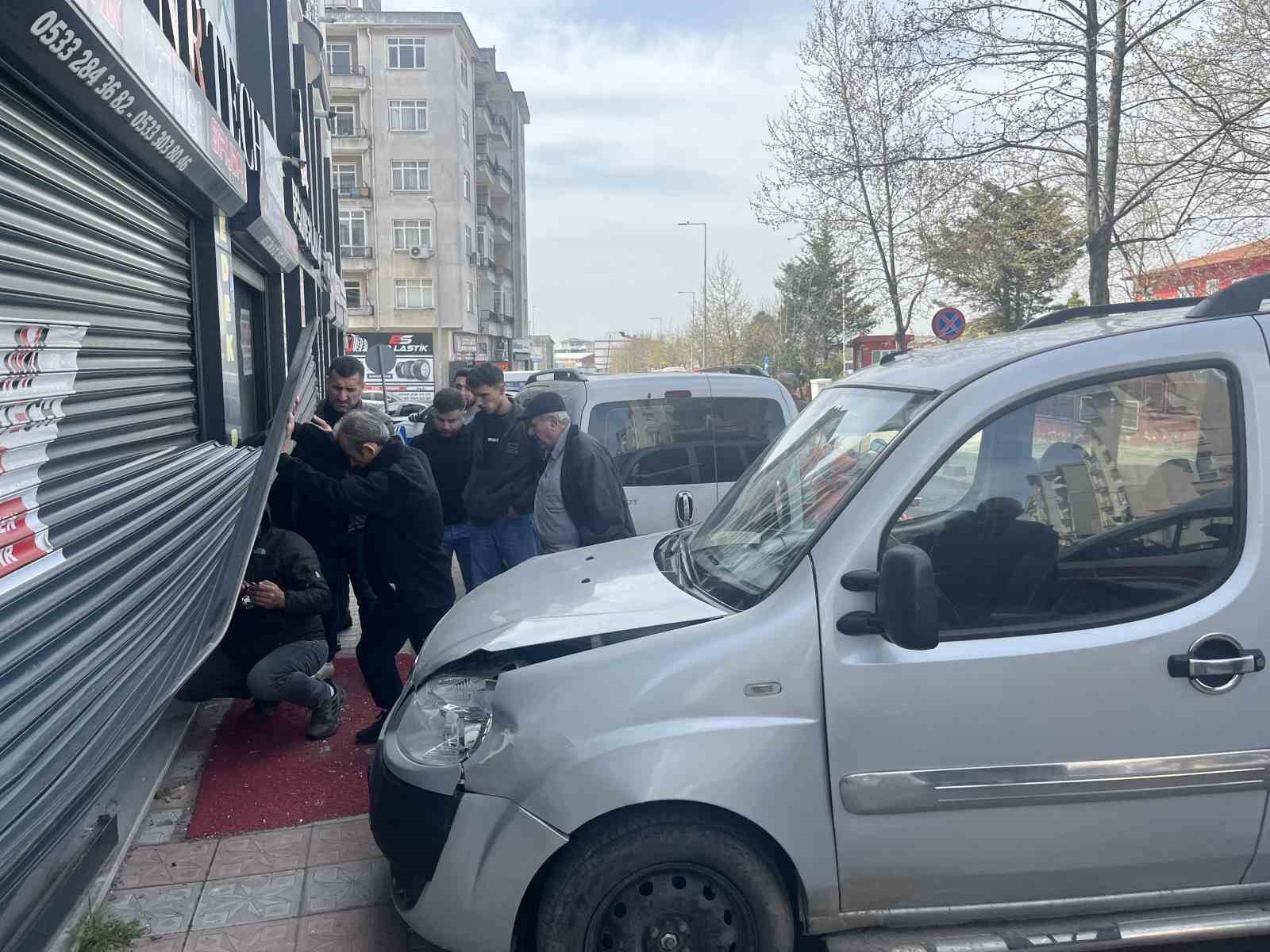 Fren yerine gaza basan sürücü işyerine daldı
Fren yerine gaza basan sürücü işyerine daldı