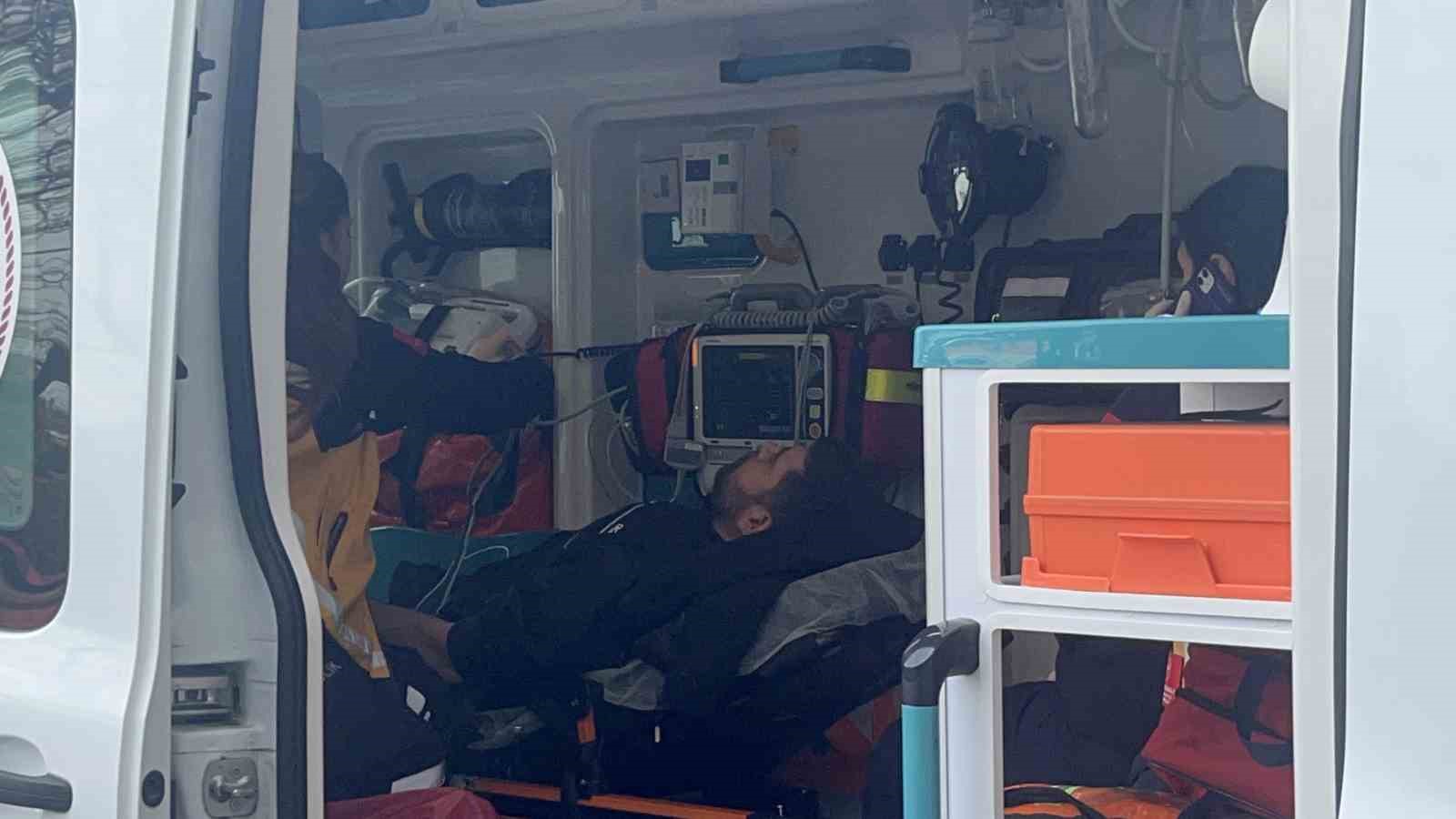 Fren yerine gaza basan sürücü işyerine daldı
Fren yerine gaza basan sürücü işyerine daldı