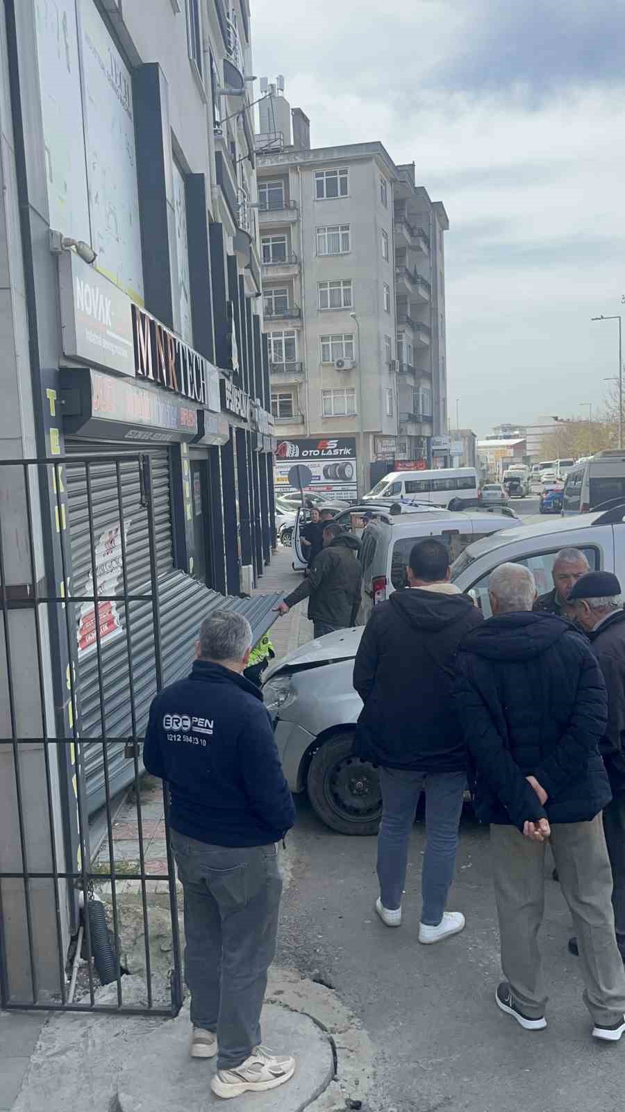 Fren yerine gaza basan sürücü işyerine daldı
Fren yerine gaza basan sürücü işyerine daldı