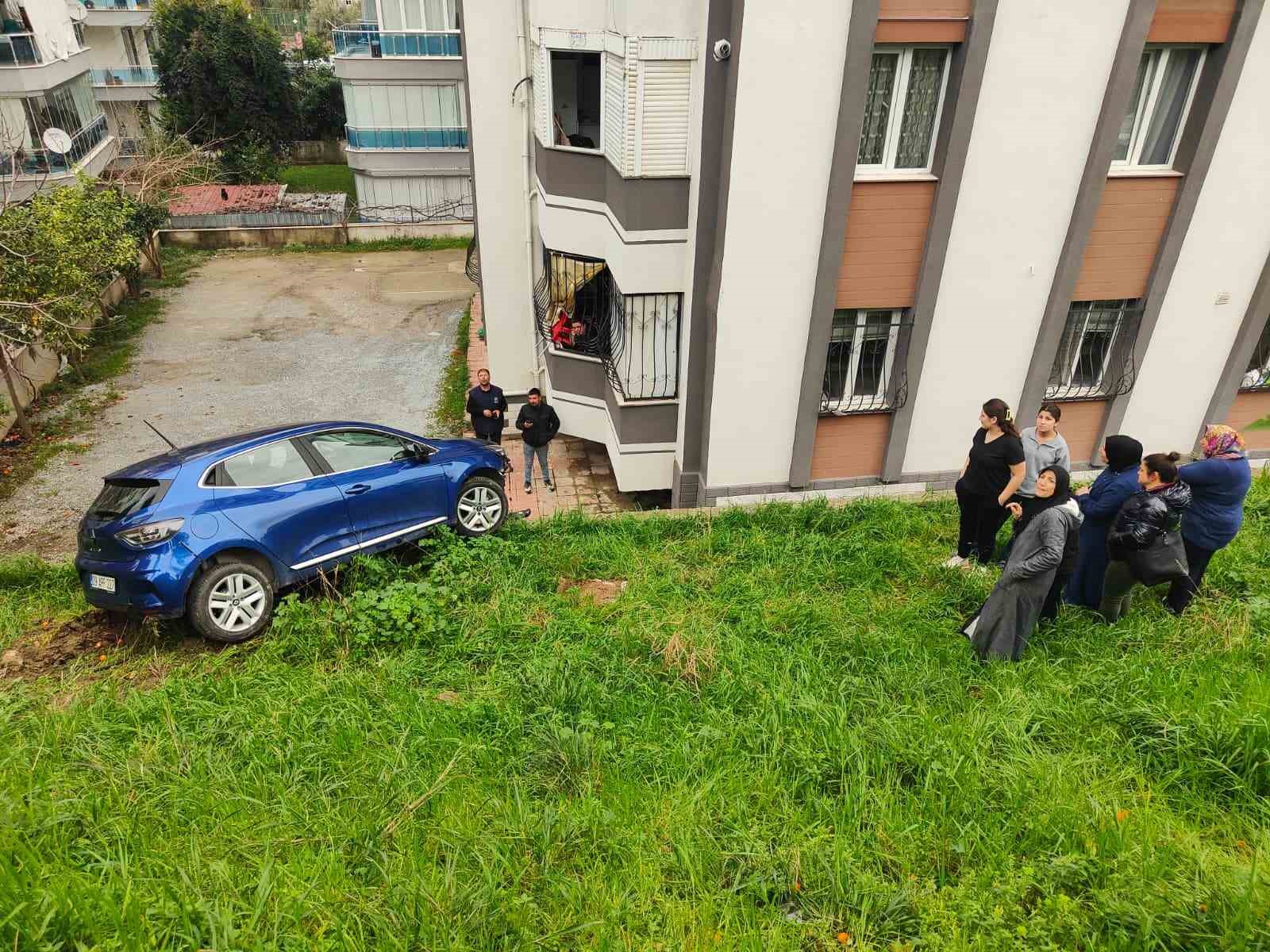 Fren yerine gaza basınca, sitenin bahçesine yuvarlandı
