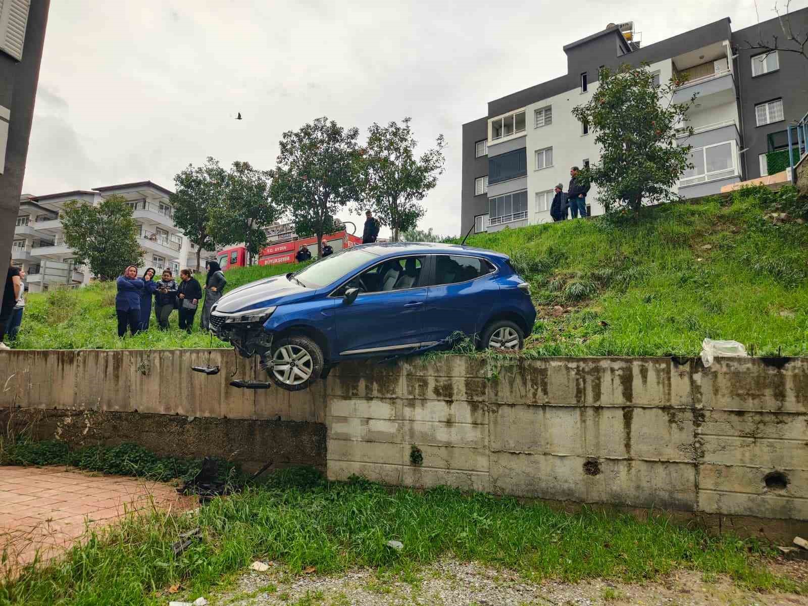 Fren yerine gaza basınca, sitenin bahçesine yuvarlandı
