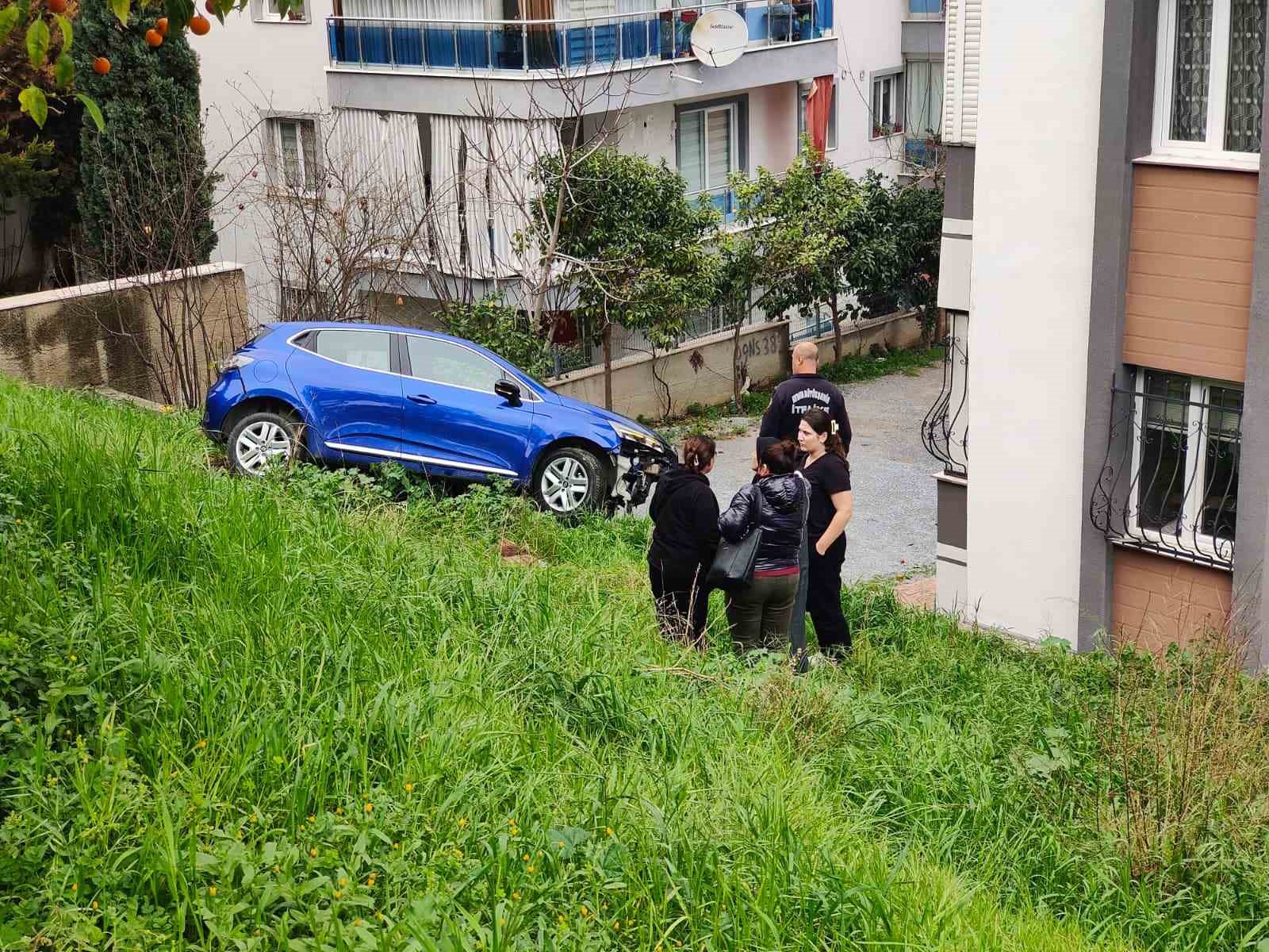 Fren yerine gaza basınca, sitenin bahçesine yuvarlandı
