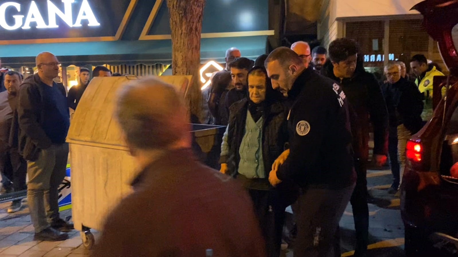 Fren yerine gaza bastı, 2 kişi yaralandı
