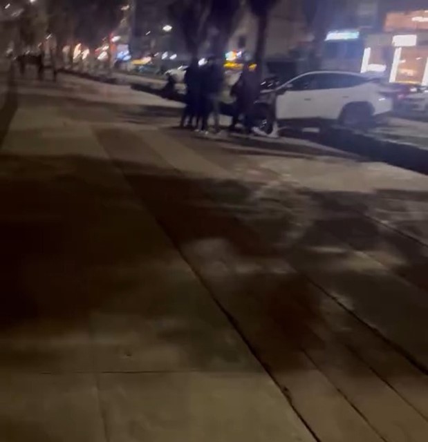 Fren yerine gaza bastı, yürüyüş yoluna girdi
